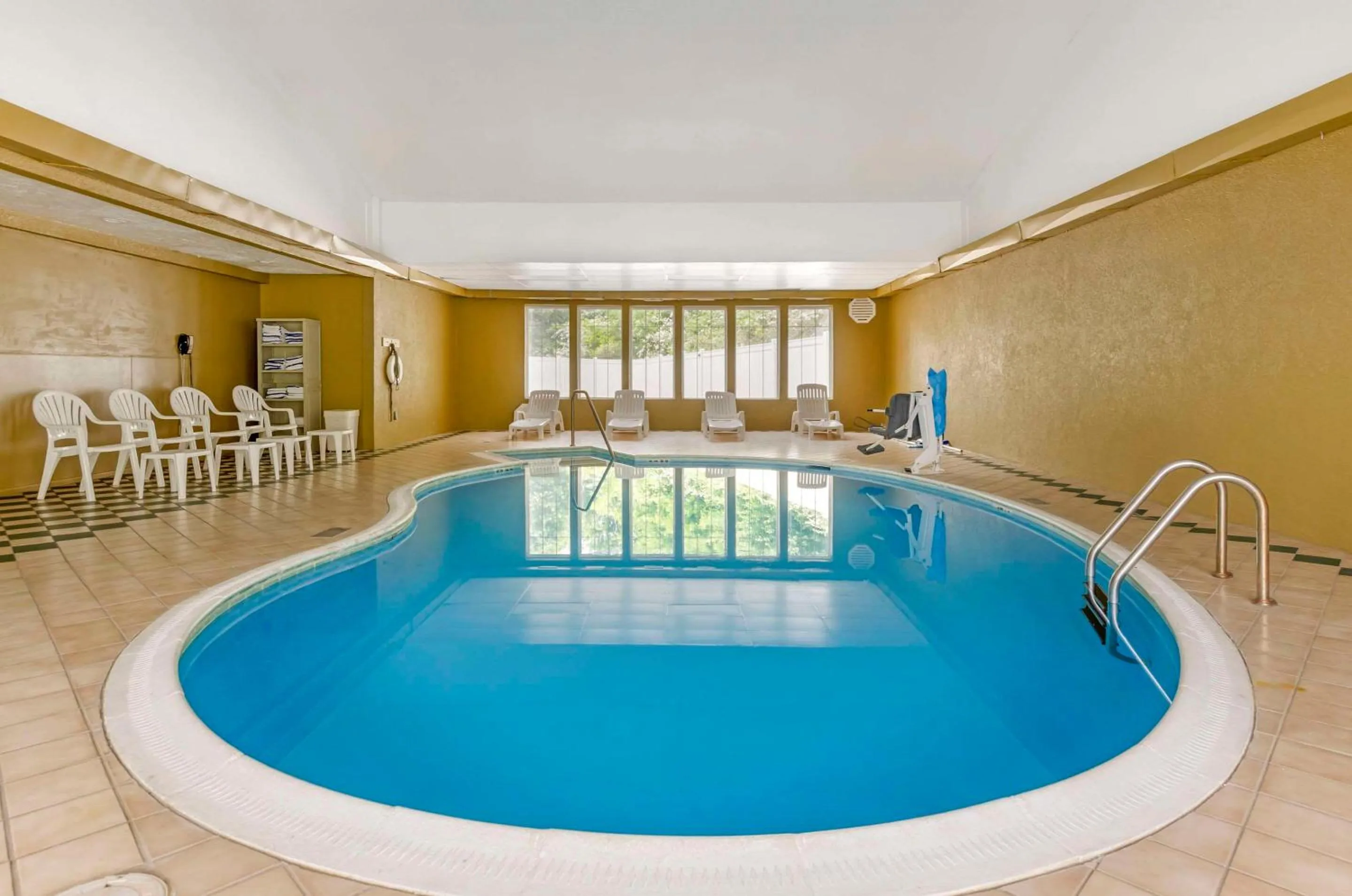 Swimming pool in Comfort Inn Wytheville - Fort Chiswell