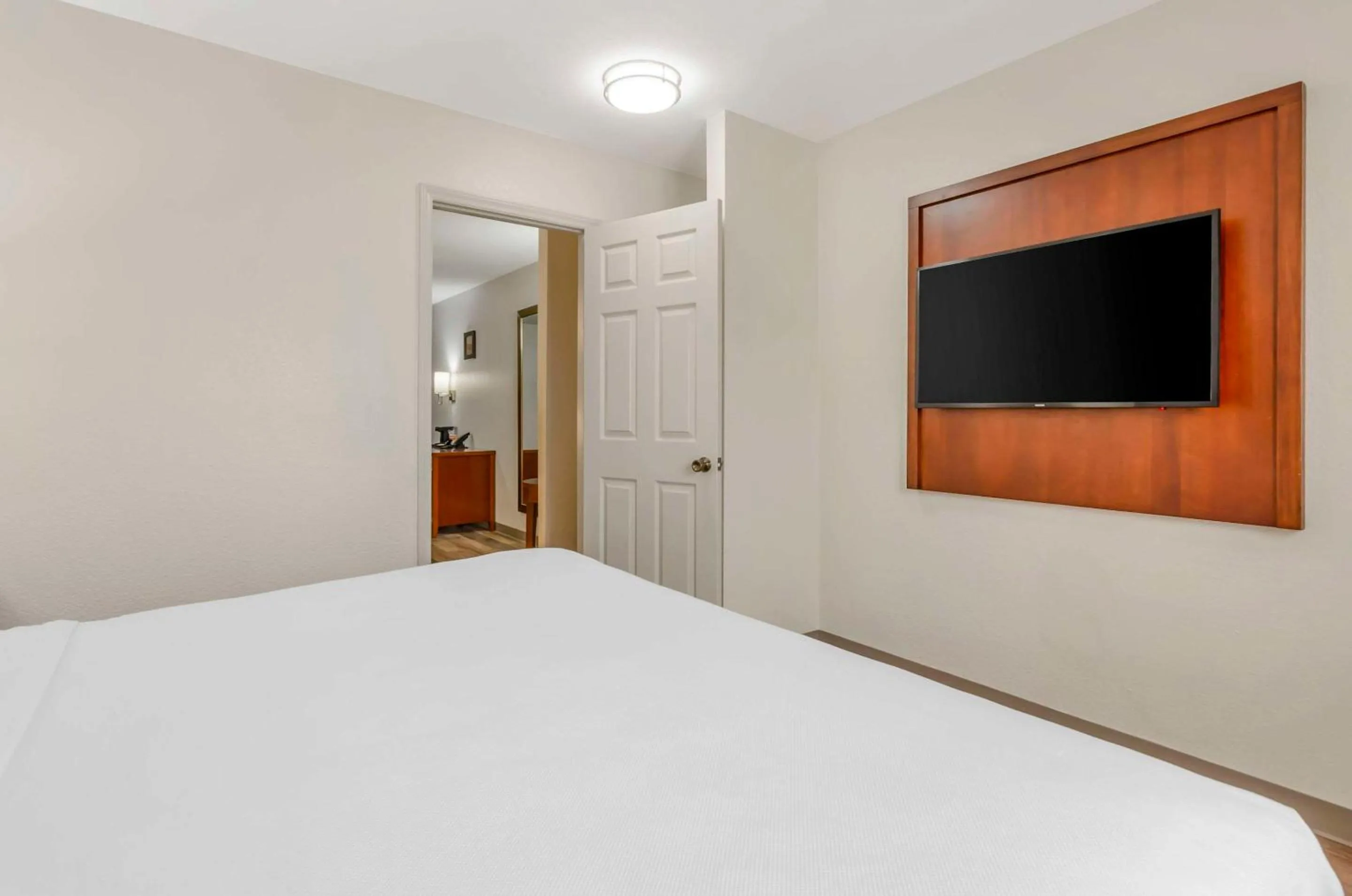 Bedroom, Bed in Comfort Inn Wytheville - Fort Chiswell