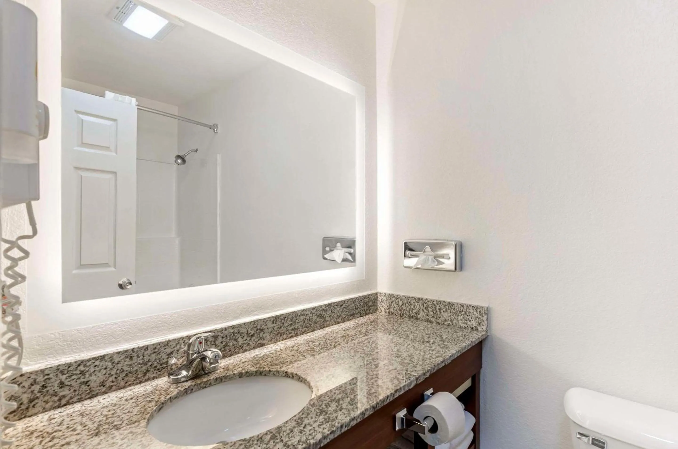 Bedroom in Comfort Inn Wytheville - Fort Chiswell