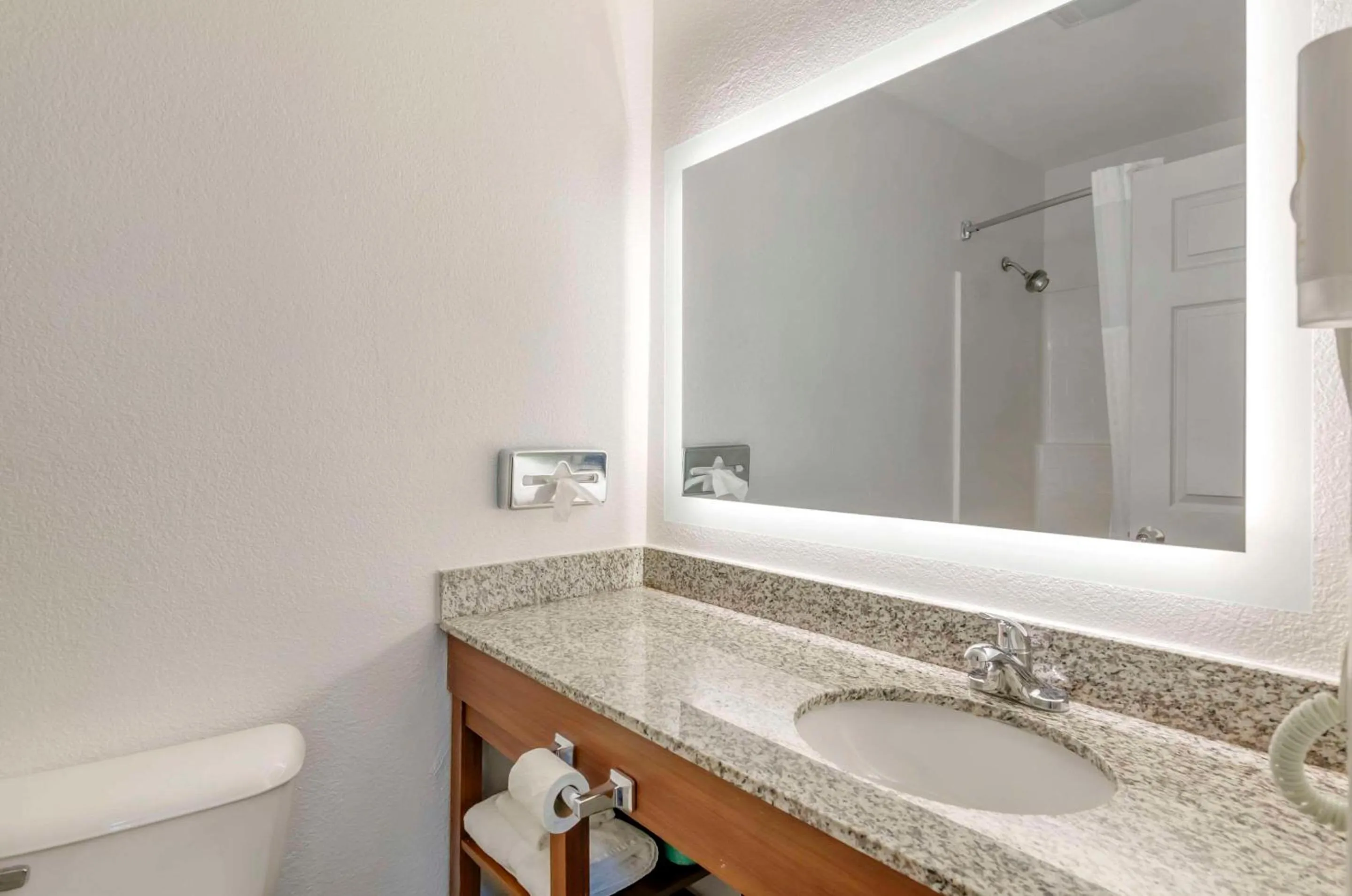 Bedroom in Comfort Inn Wytheville - Fort Chiswell