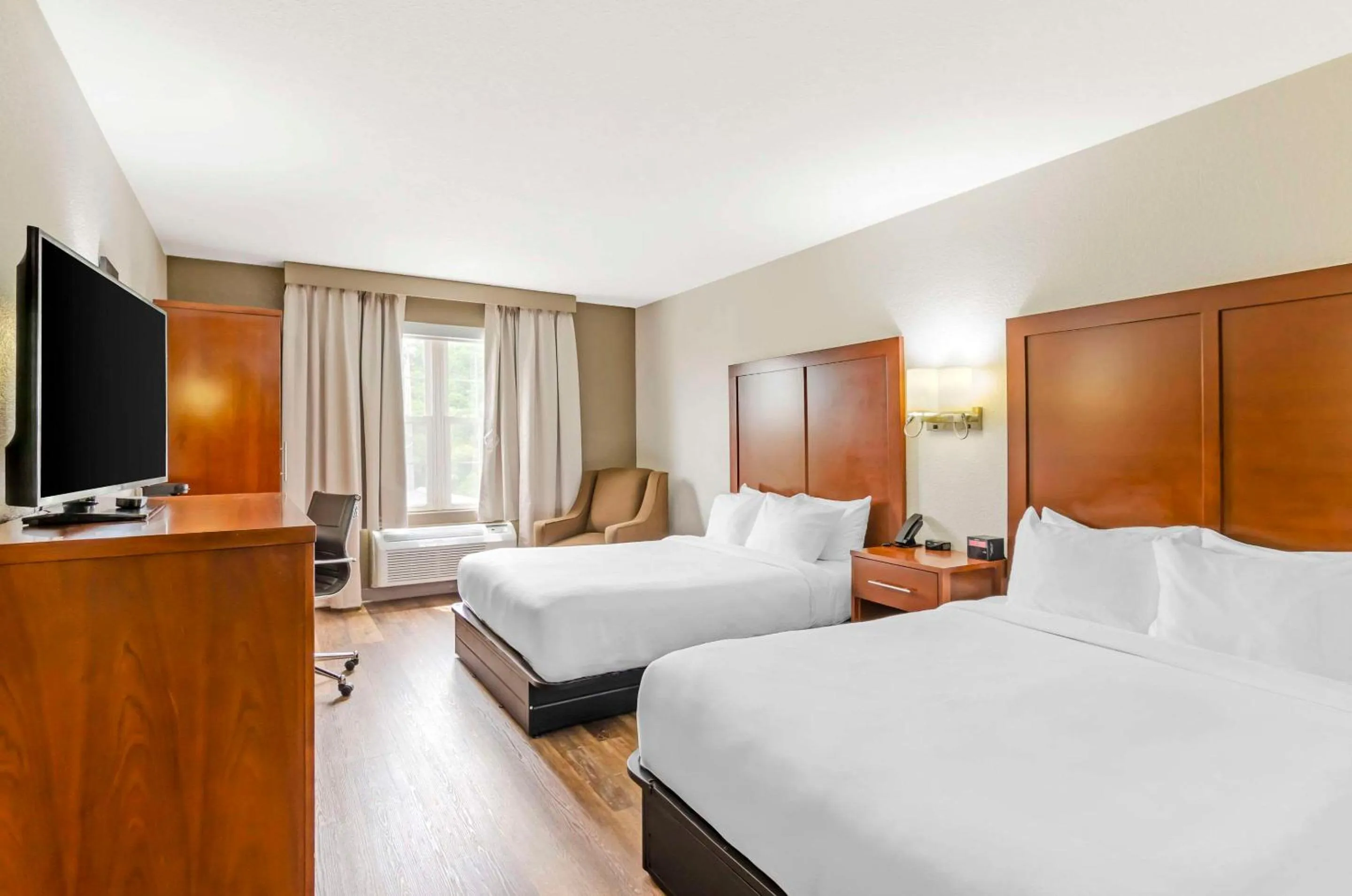 Bedroom, Bed in Comfort Inn Wytheville - Fort Chiswell