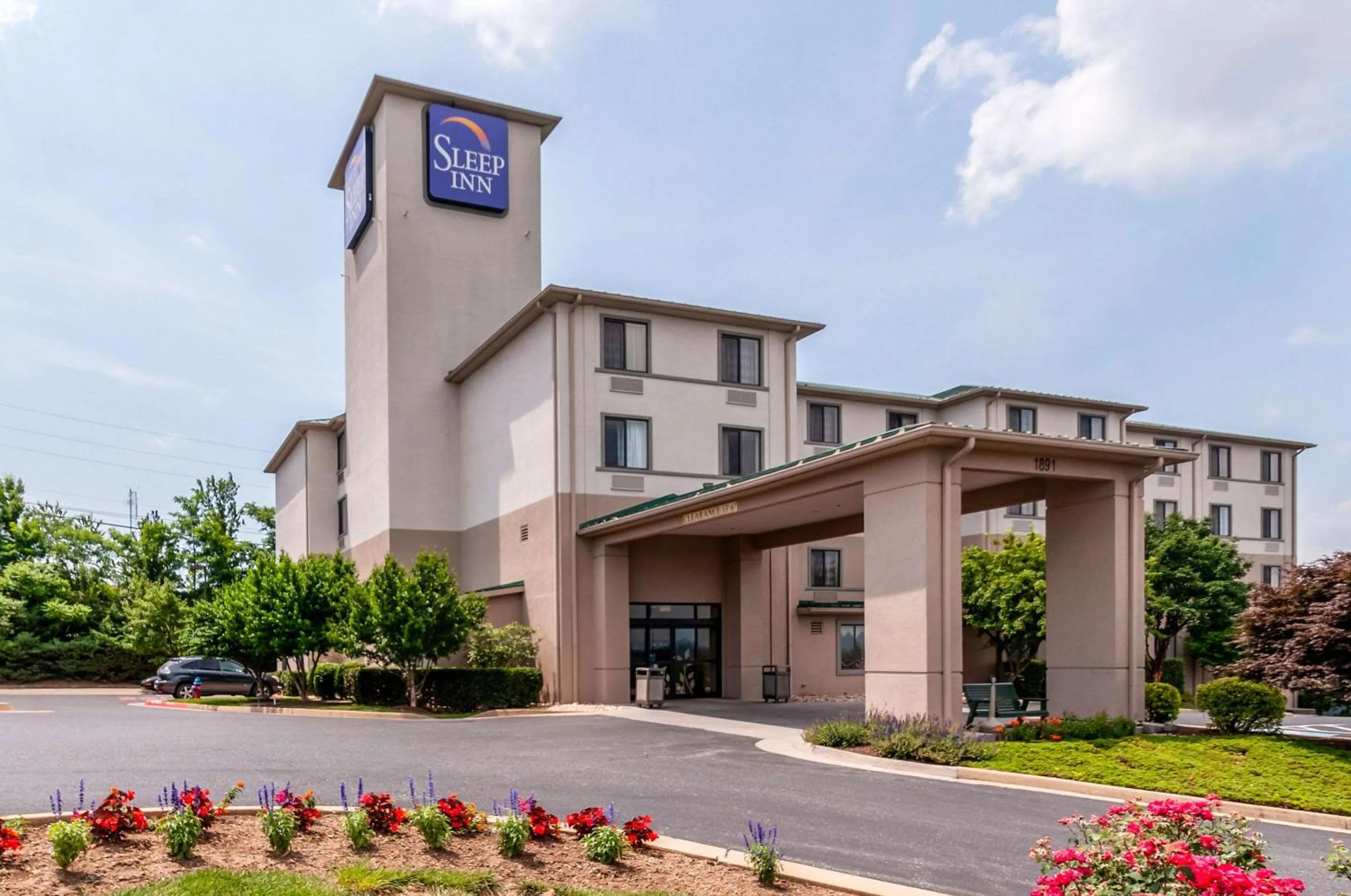 Property building in Sleep Inn & Suites Harrisonburg near University