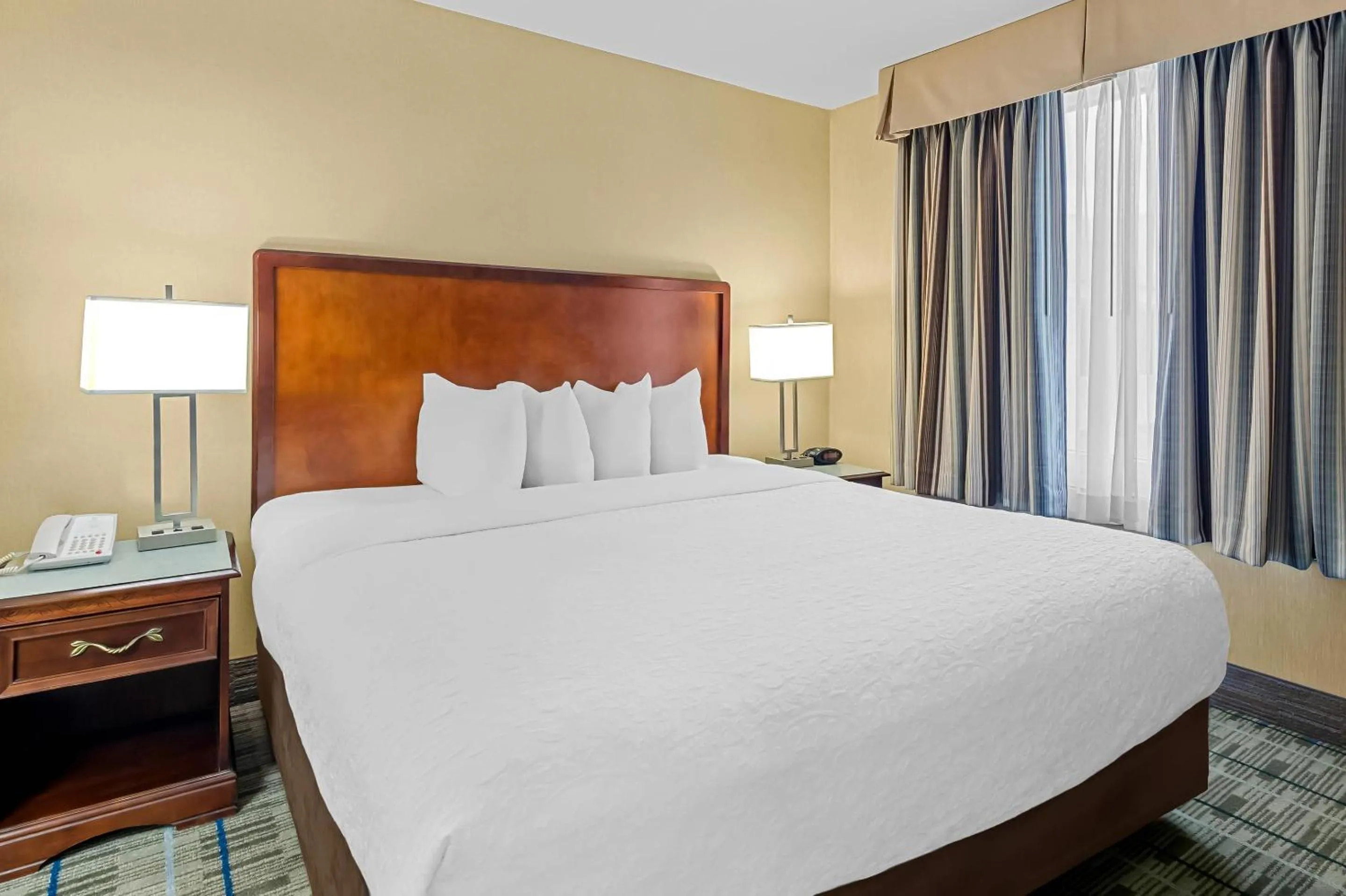 Bedroom, Bed in MainStay Suites Roanoke Airport