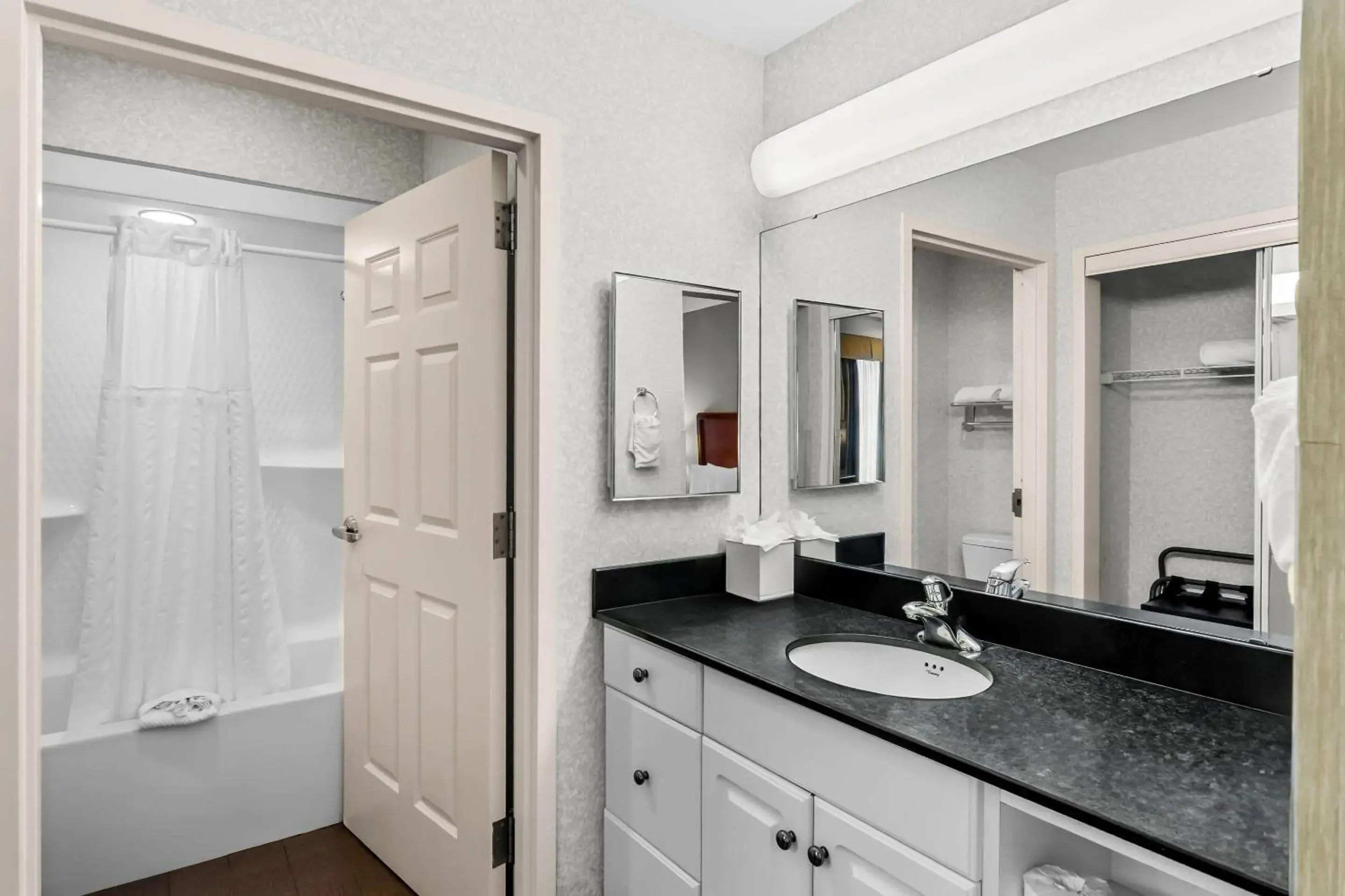 Bedroom in MainStay Suites Roanoke Airport Bedroom in MainStay Suites Roanoke Airport