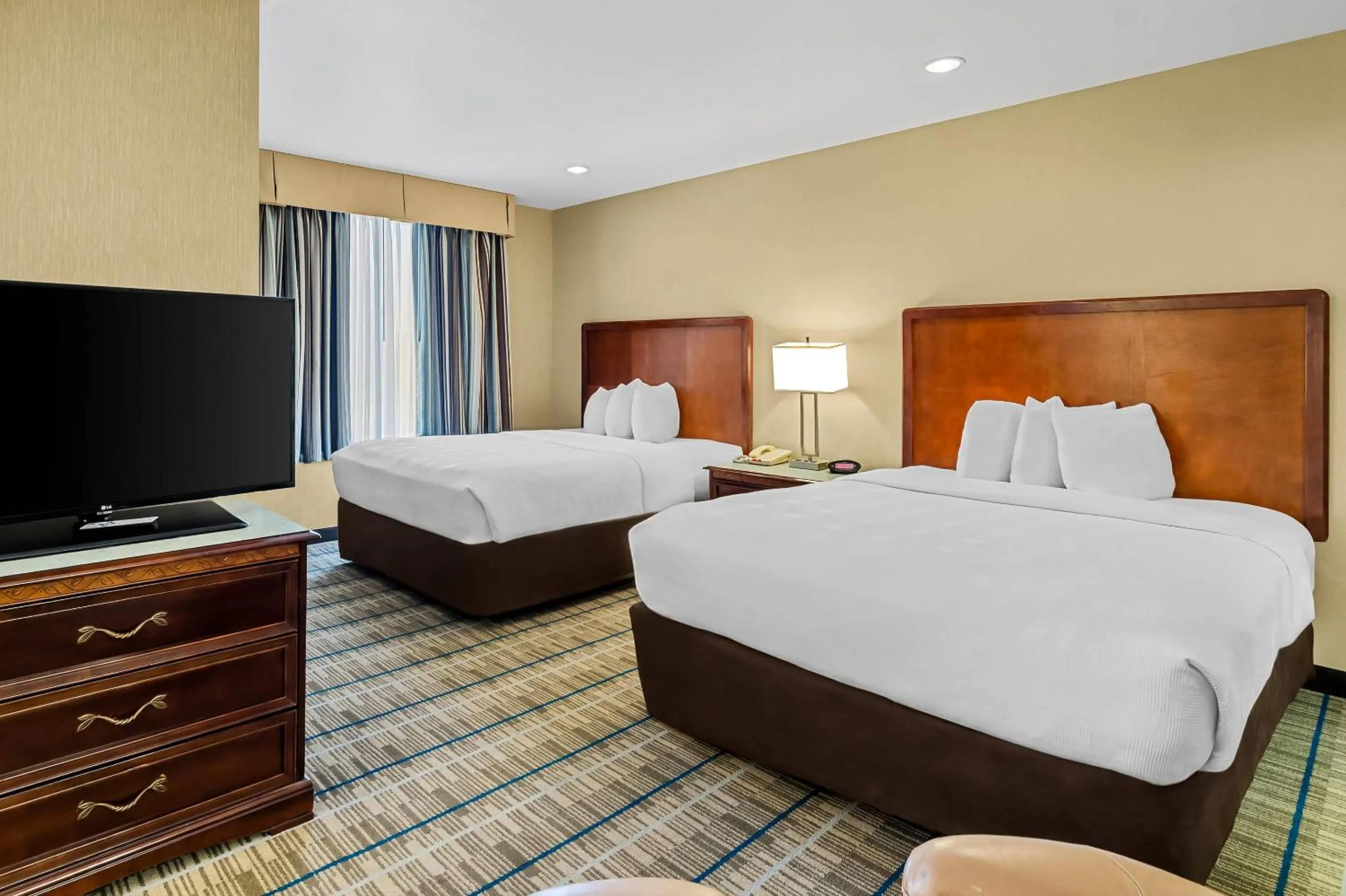 Bedroom, Bed in MainStay Suites Roanoke Airport