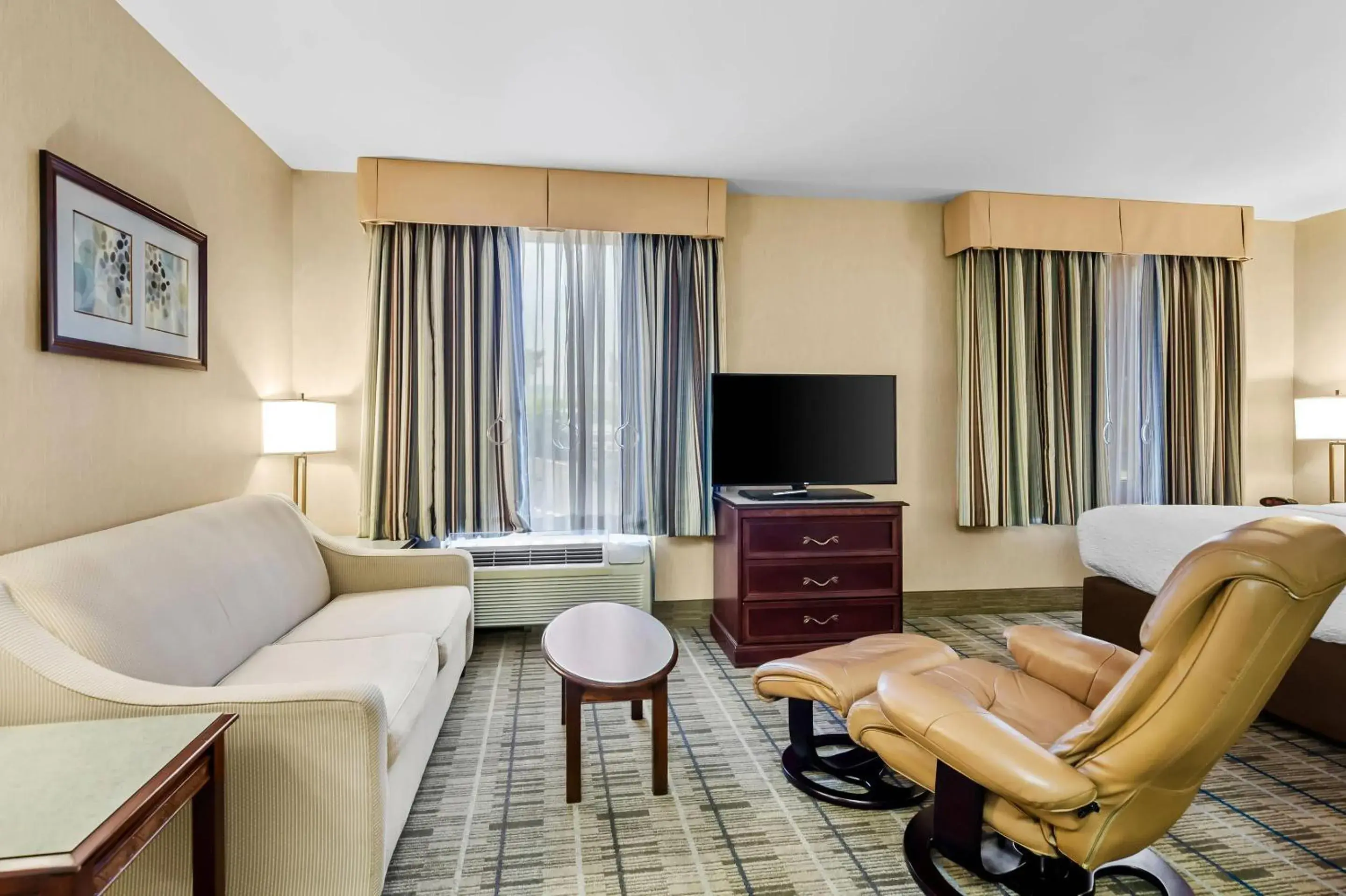 Bedroom in MainStay Suites Roanoke Airport Bedroom in MainStay Suites Roanoke Airport