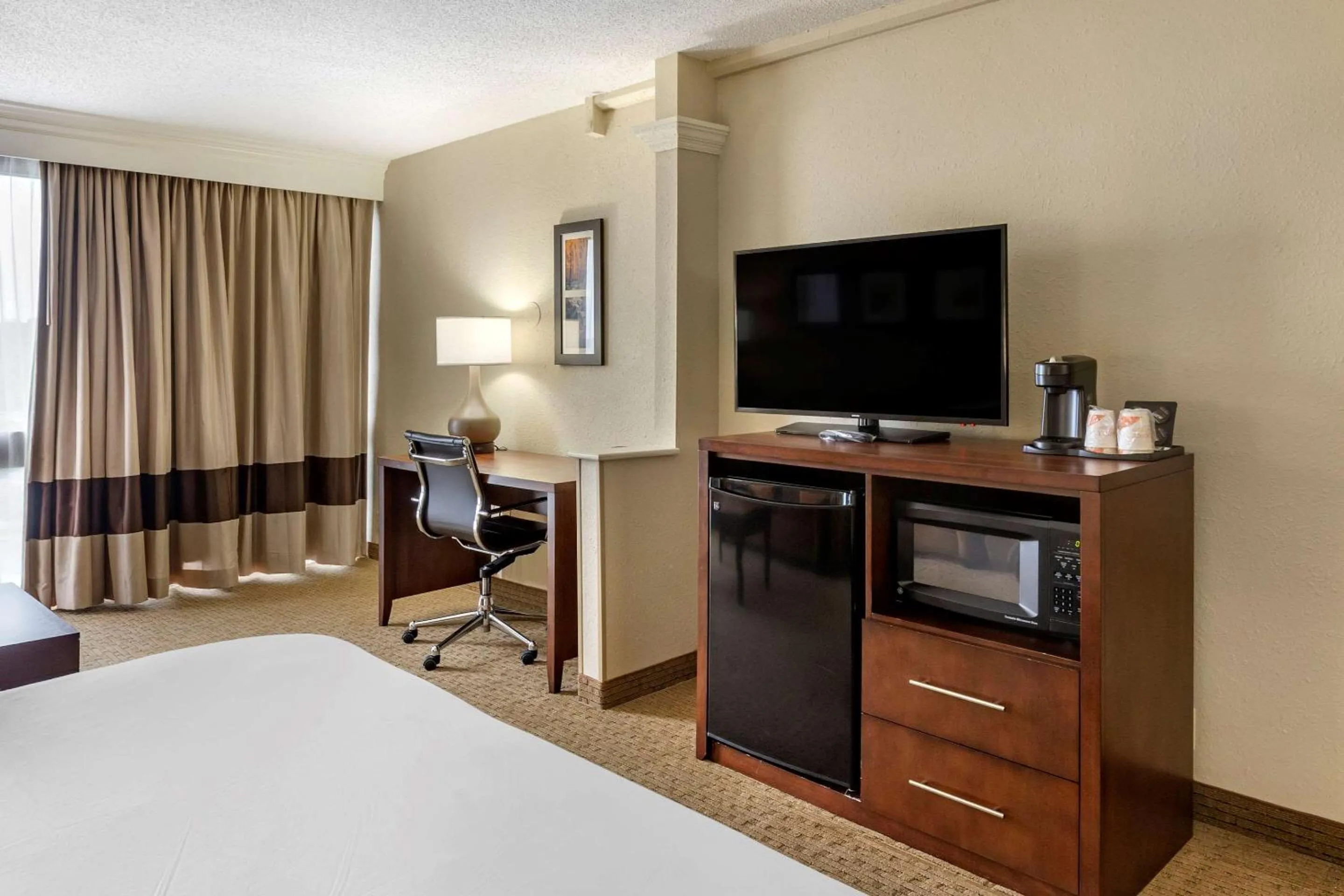 Photo of the whole room, Bed in Comfort Inn & Suites near Danville Mall