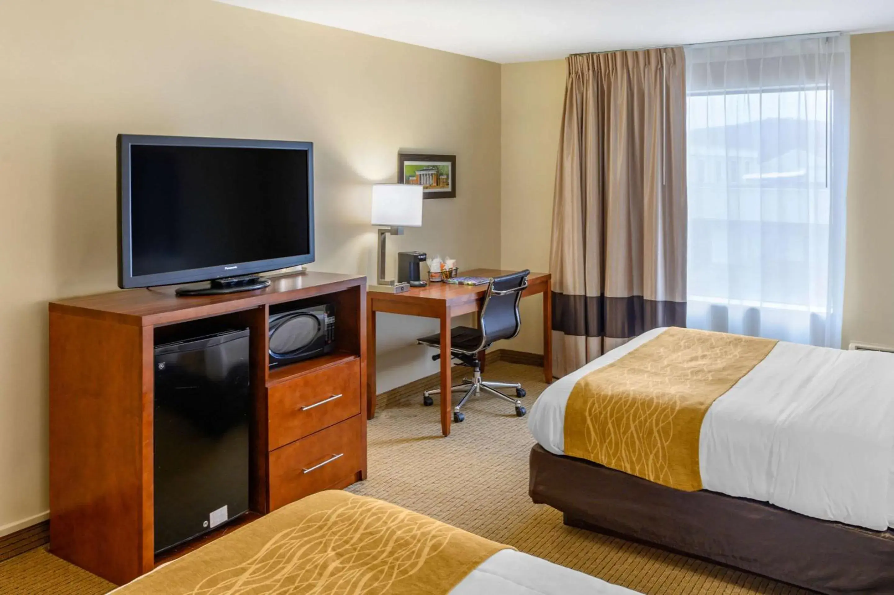 Photo of the whole room, TV/Entertainment Center in Comfort Inn Monticello