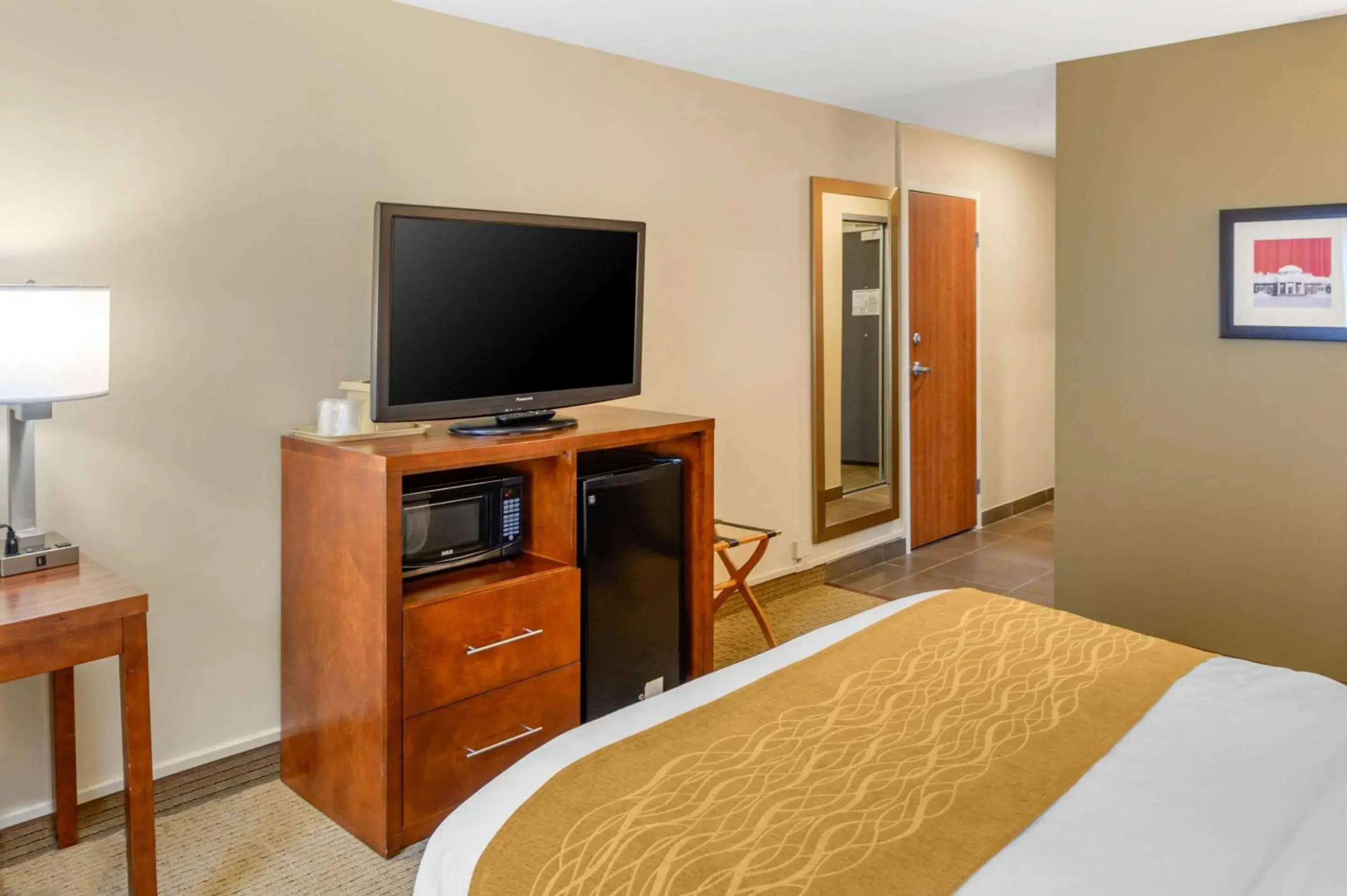 Photo of the whole room, TV/Entertainment Center in Comfort Inn Monticello