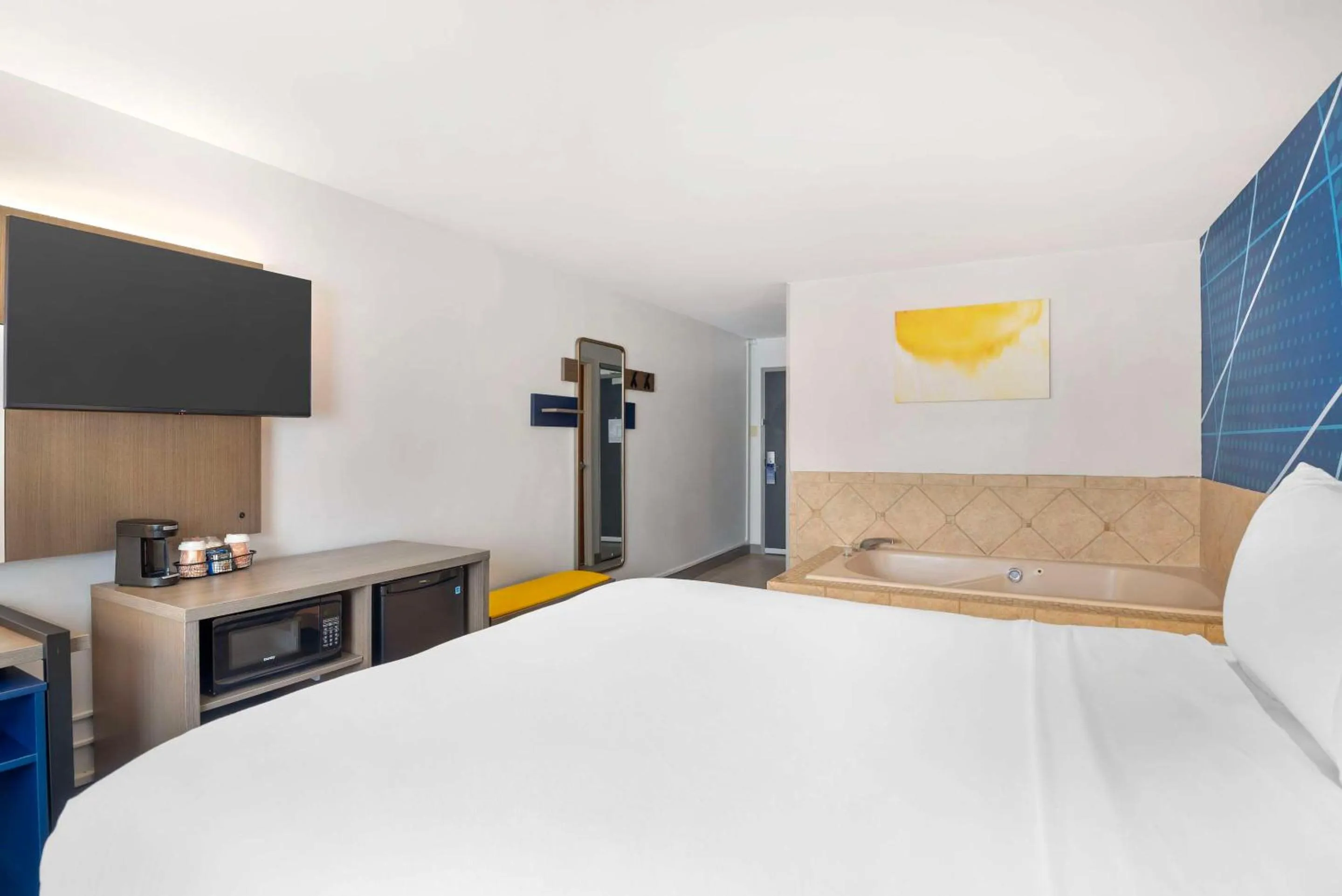 Bedroom, Bed in Comfort Inn Monticello