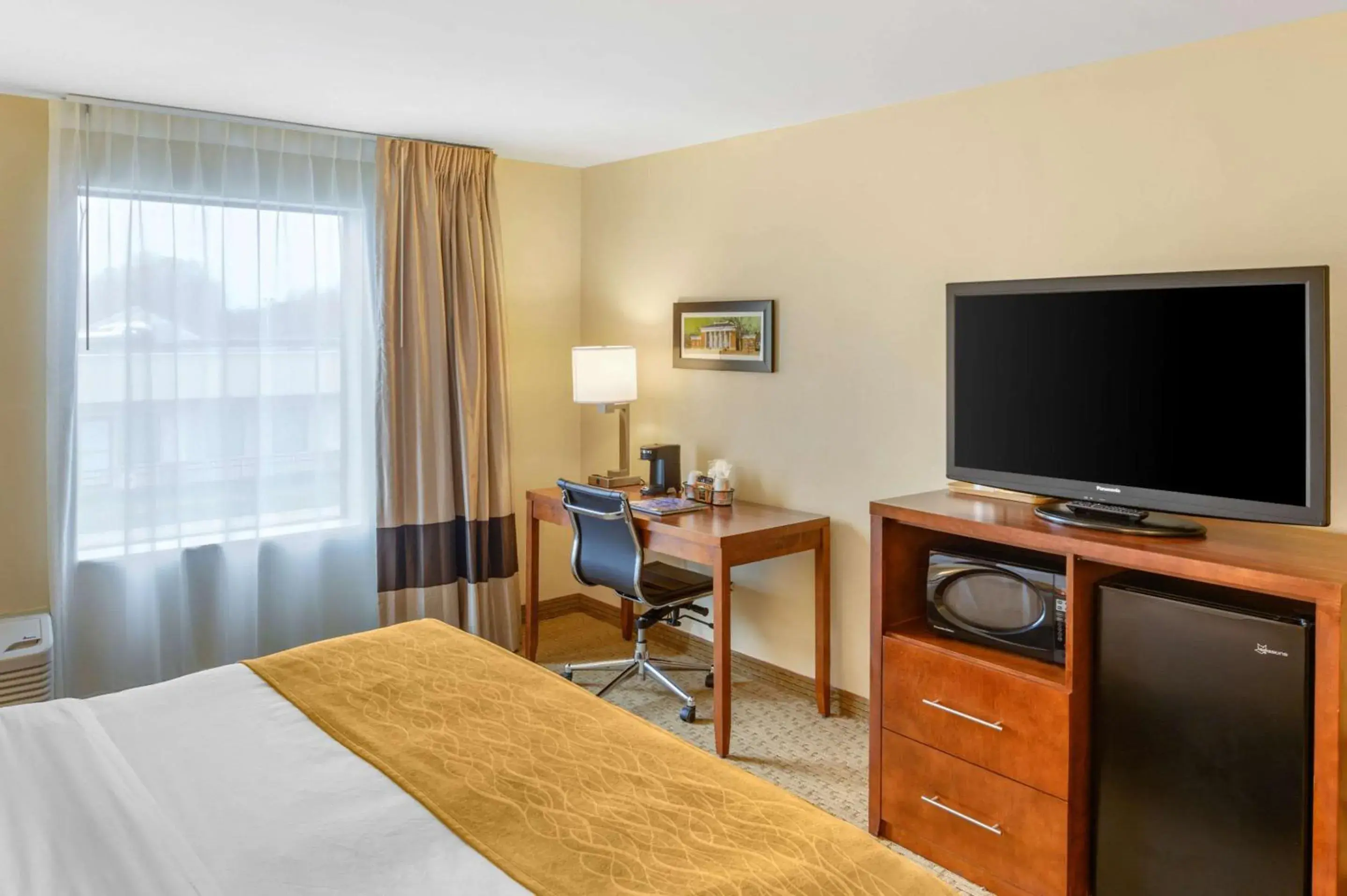 Photo of the whole room, TV/Entertainment Center in Comfort Inn Monticello