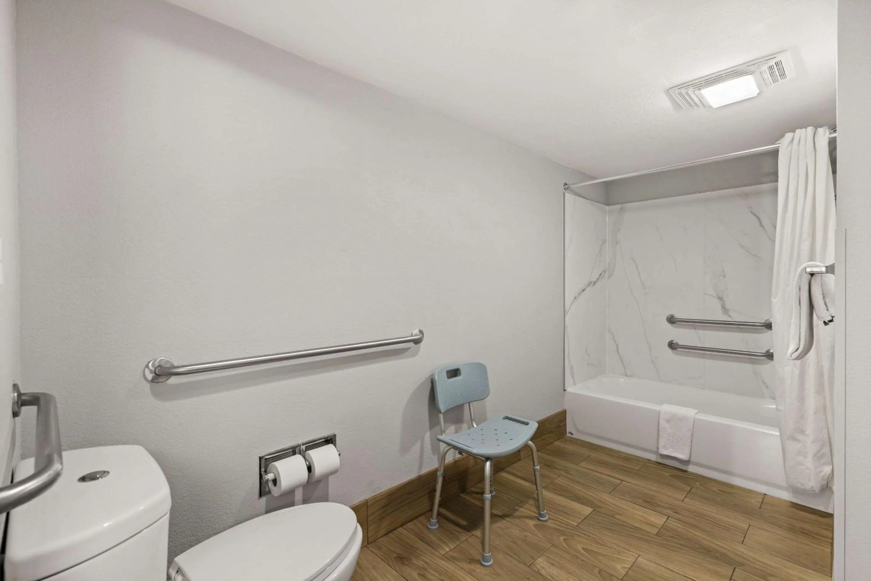 Bedroom in Econo Lodge