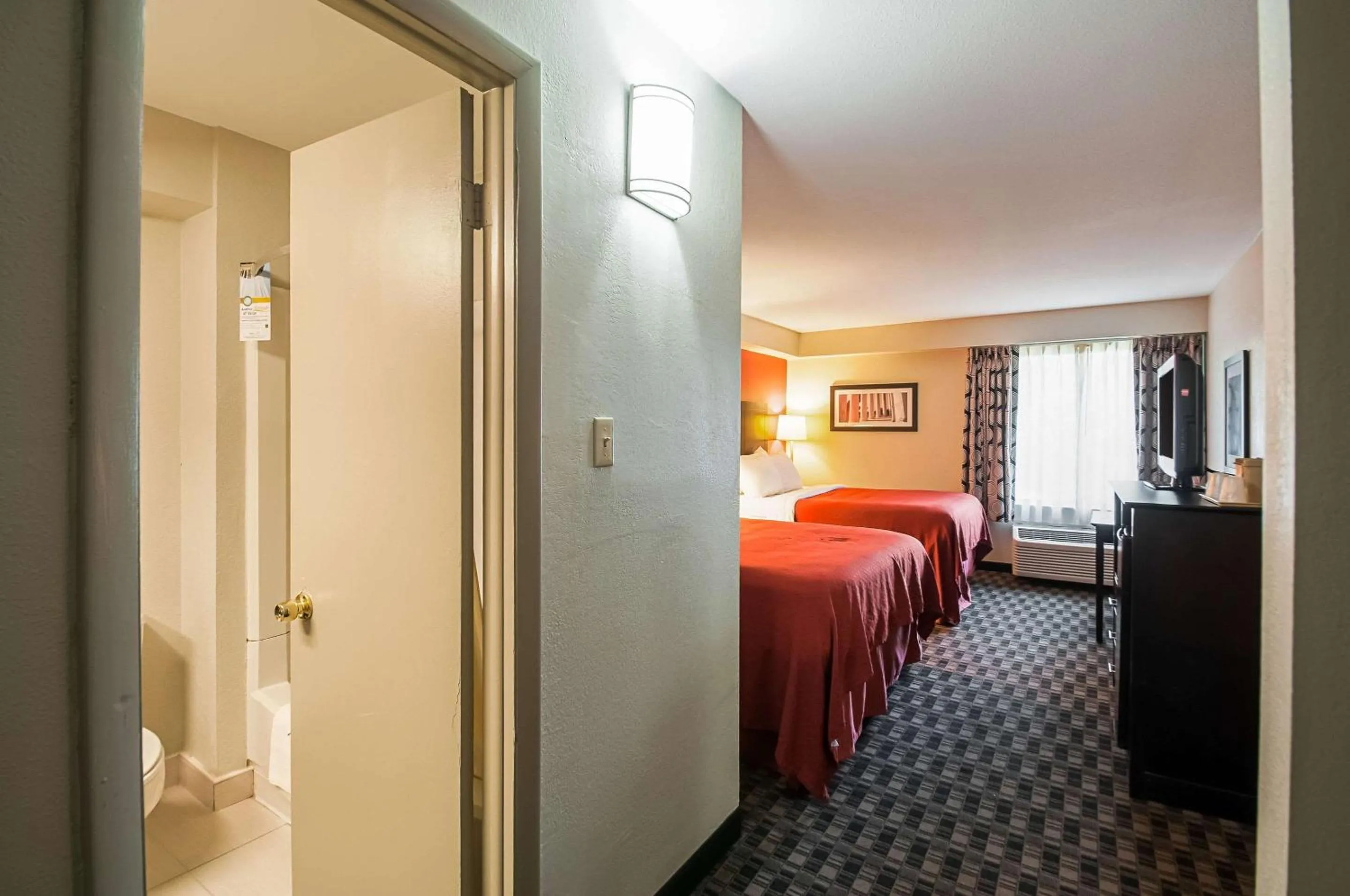 Photo of the whole room, Bed in Quality Inn near Potomac Mills