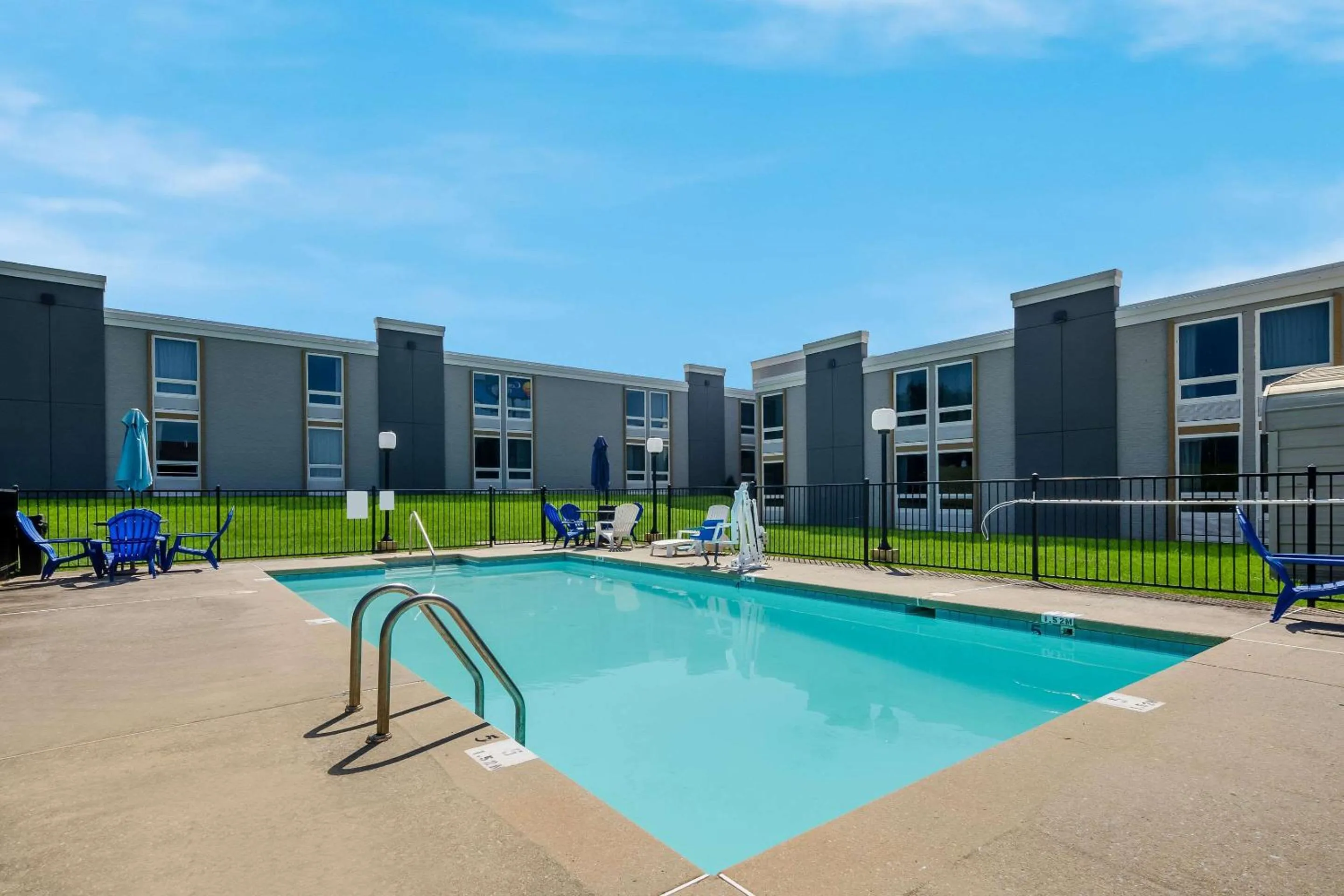 Swimming pool in Comfort Inn Wytheville