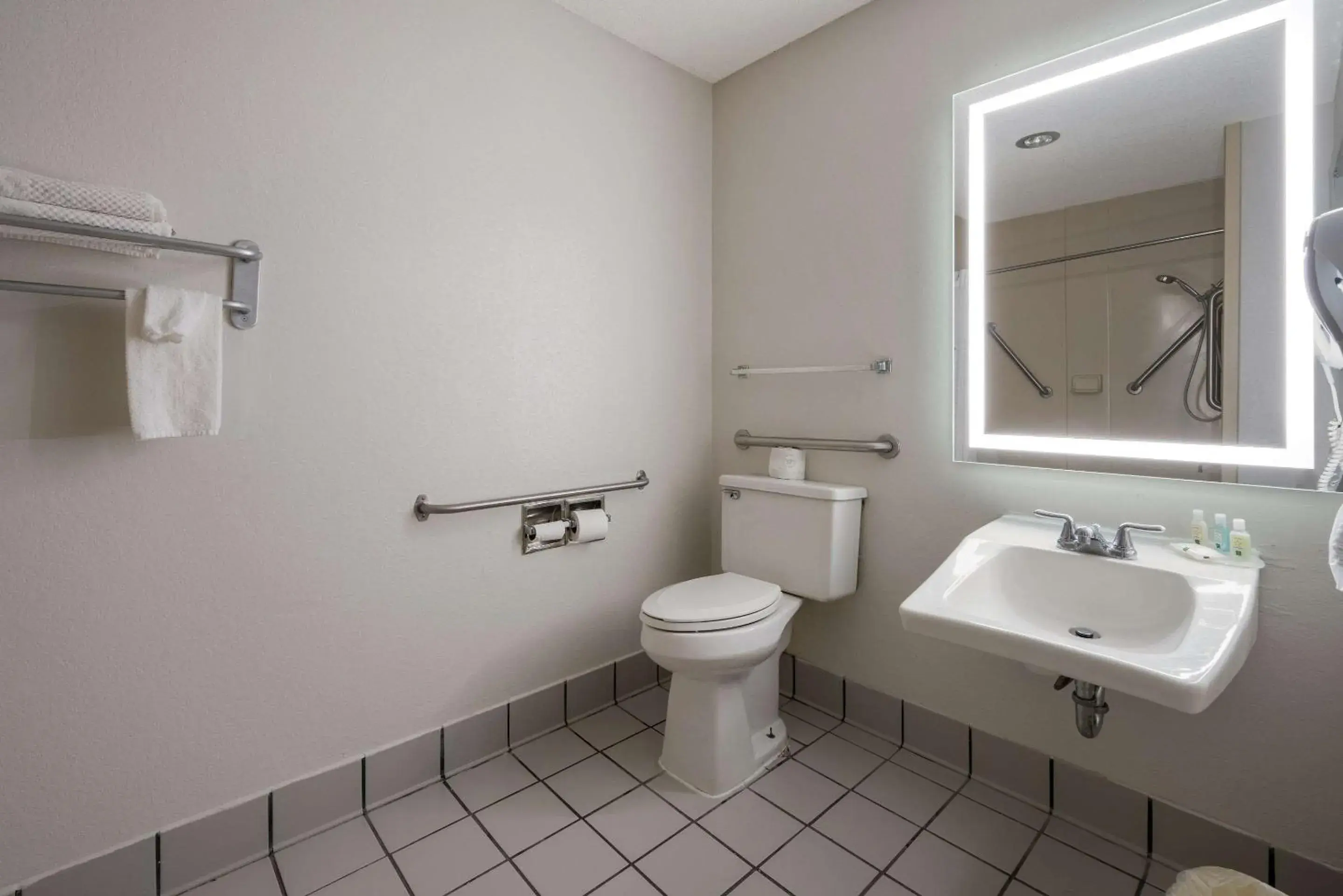 Bedroom in Quality Inn University Area Bedroom in Quality Inn University Area