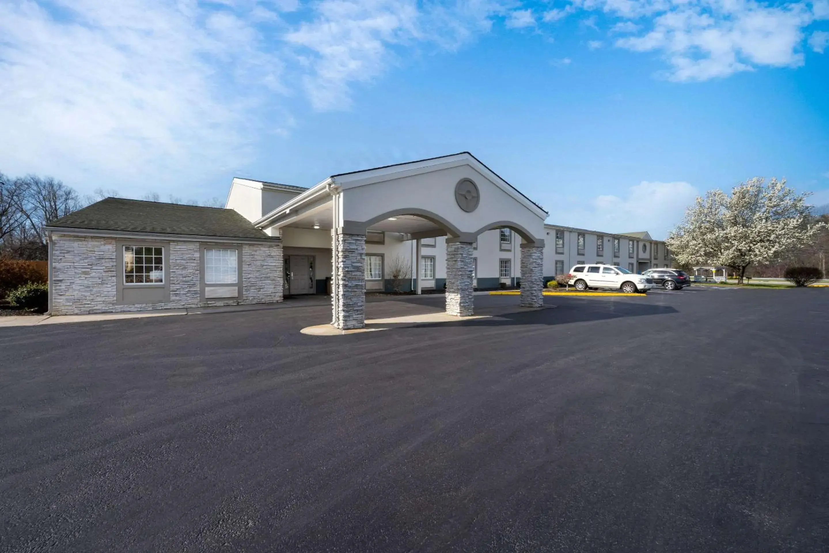 Property building in Quality Inn University Area Property building in Quality Inn University Area