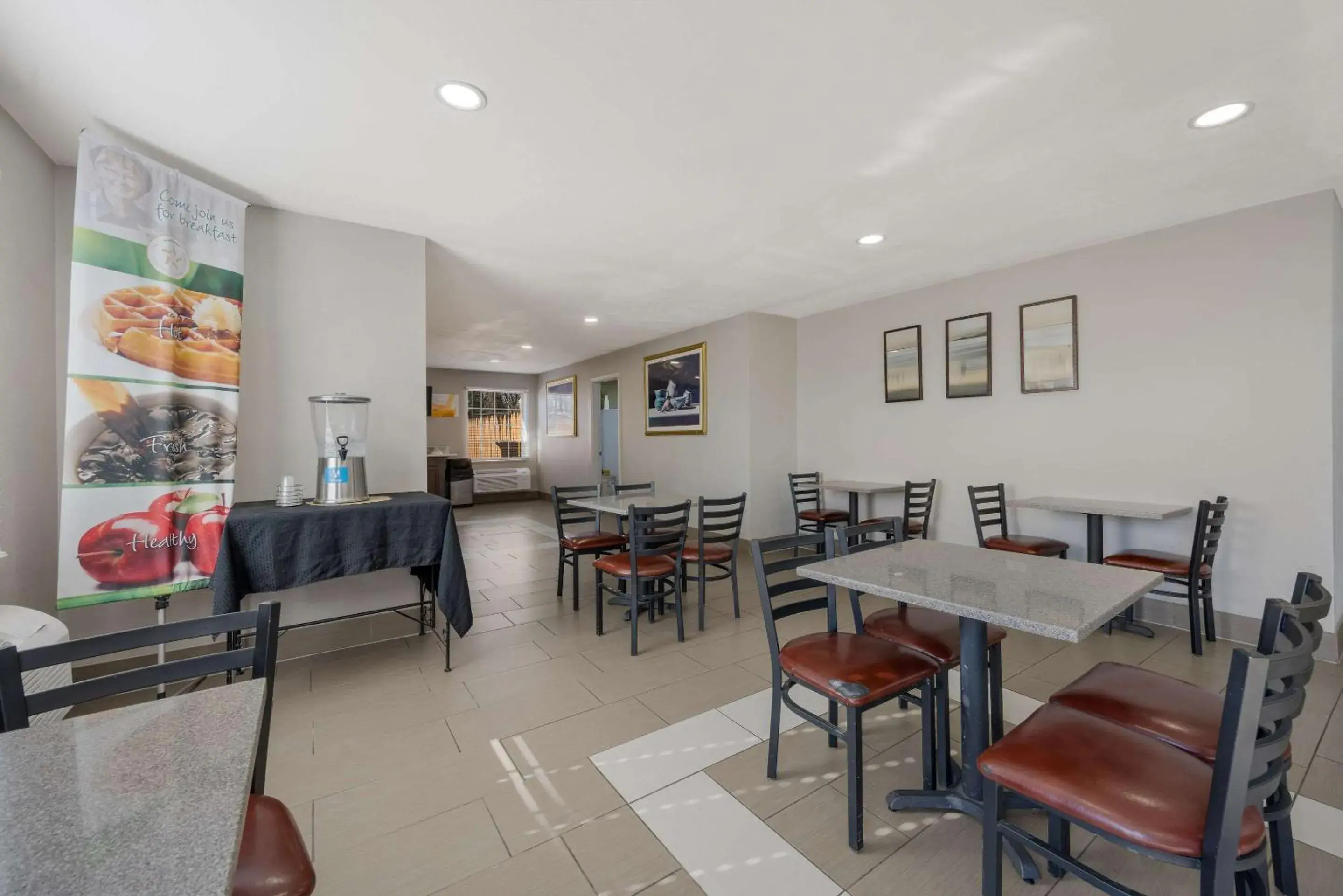 Breakfast in Quality Inn University Area Breakfast in Quality Inn University Area