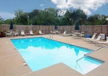 Pool view in Quality Inn University Area Pool view in Quality Inn University Area