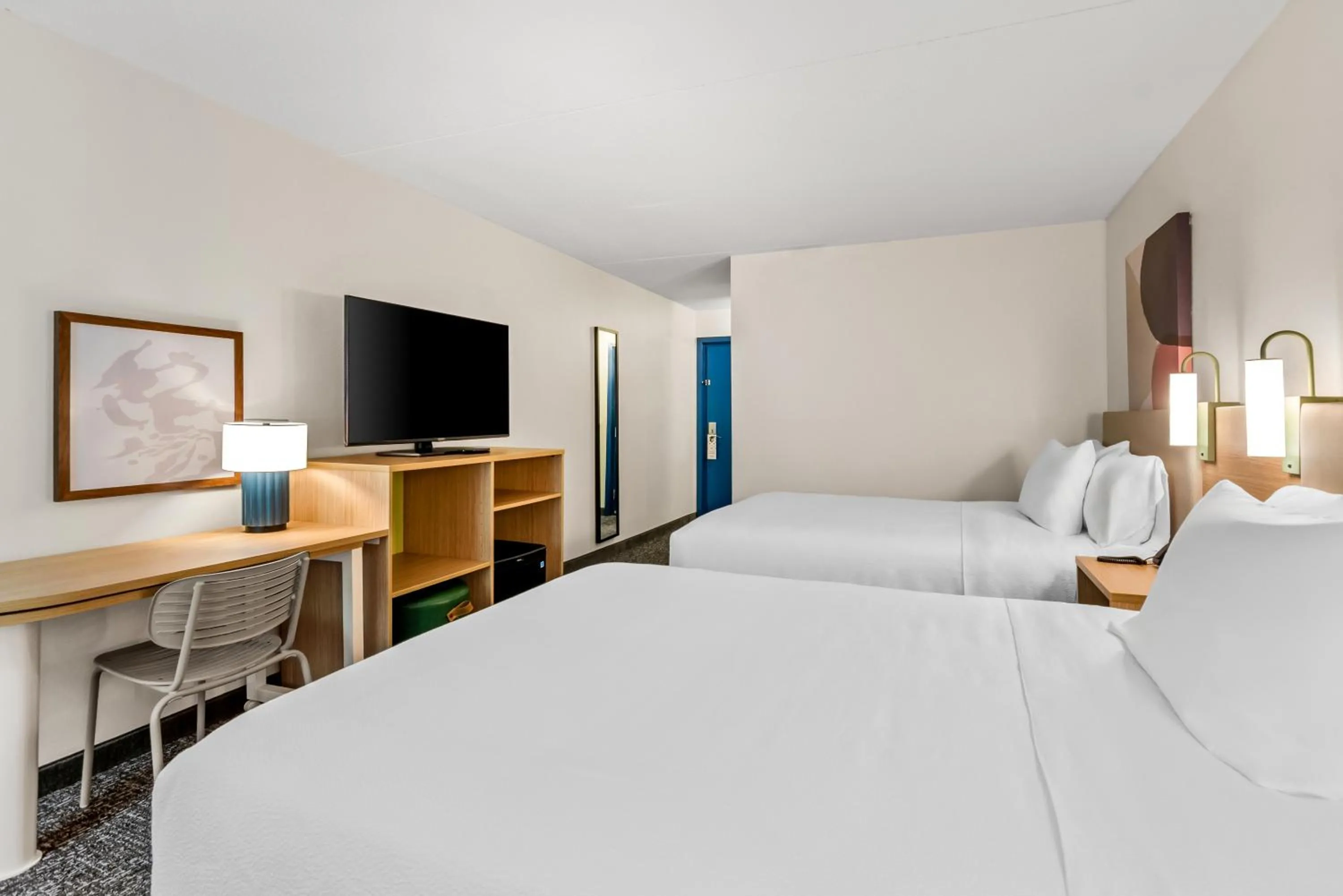 Photo of the whole room, Bed in Spark by Hilton Lexington