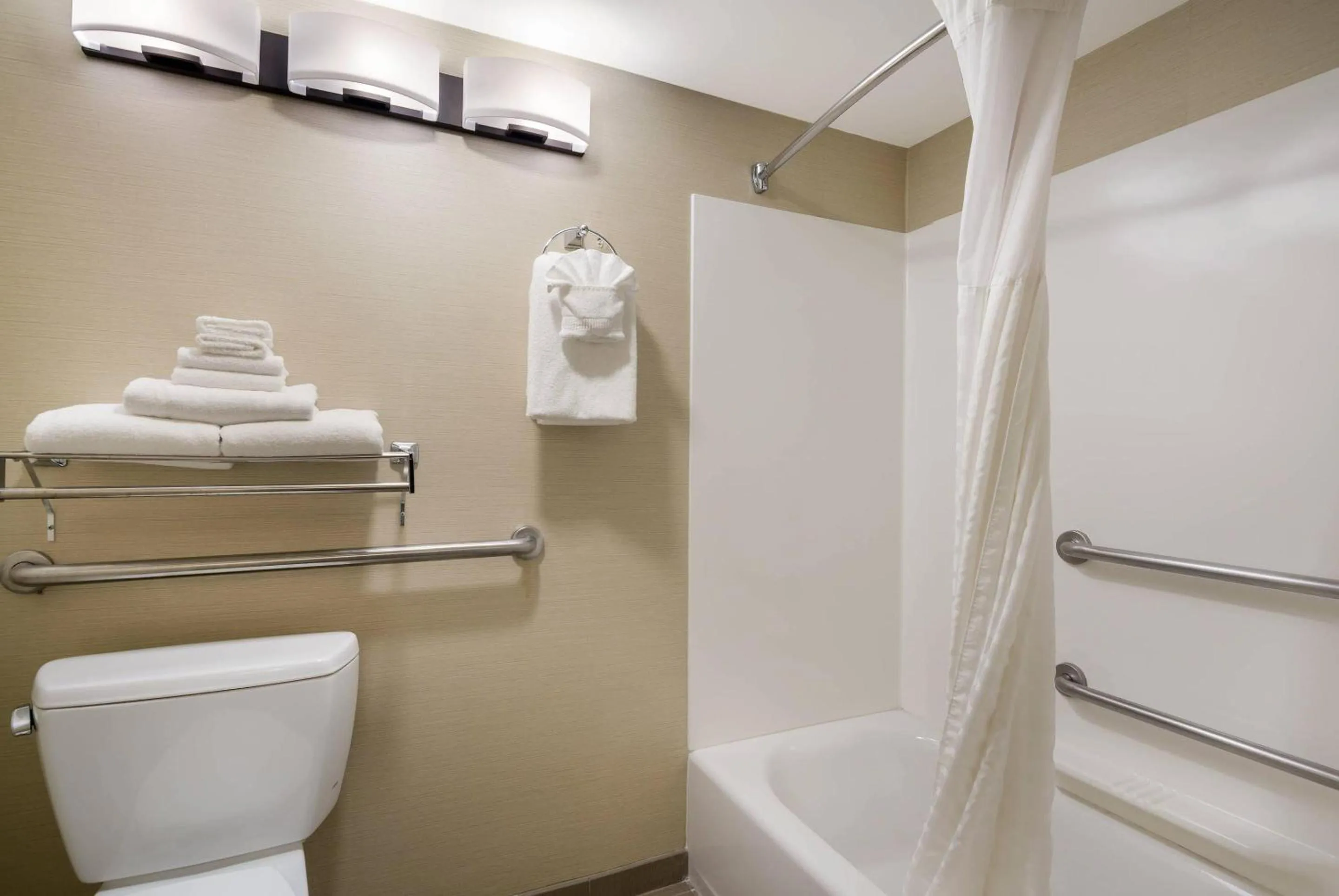 Bedroom in Comfort Inn Lexington Virginia Horse Center