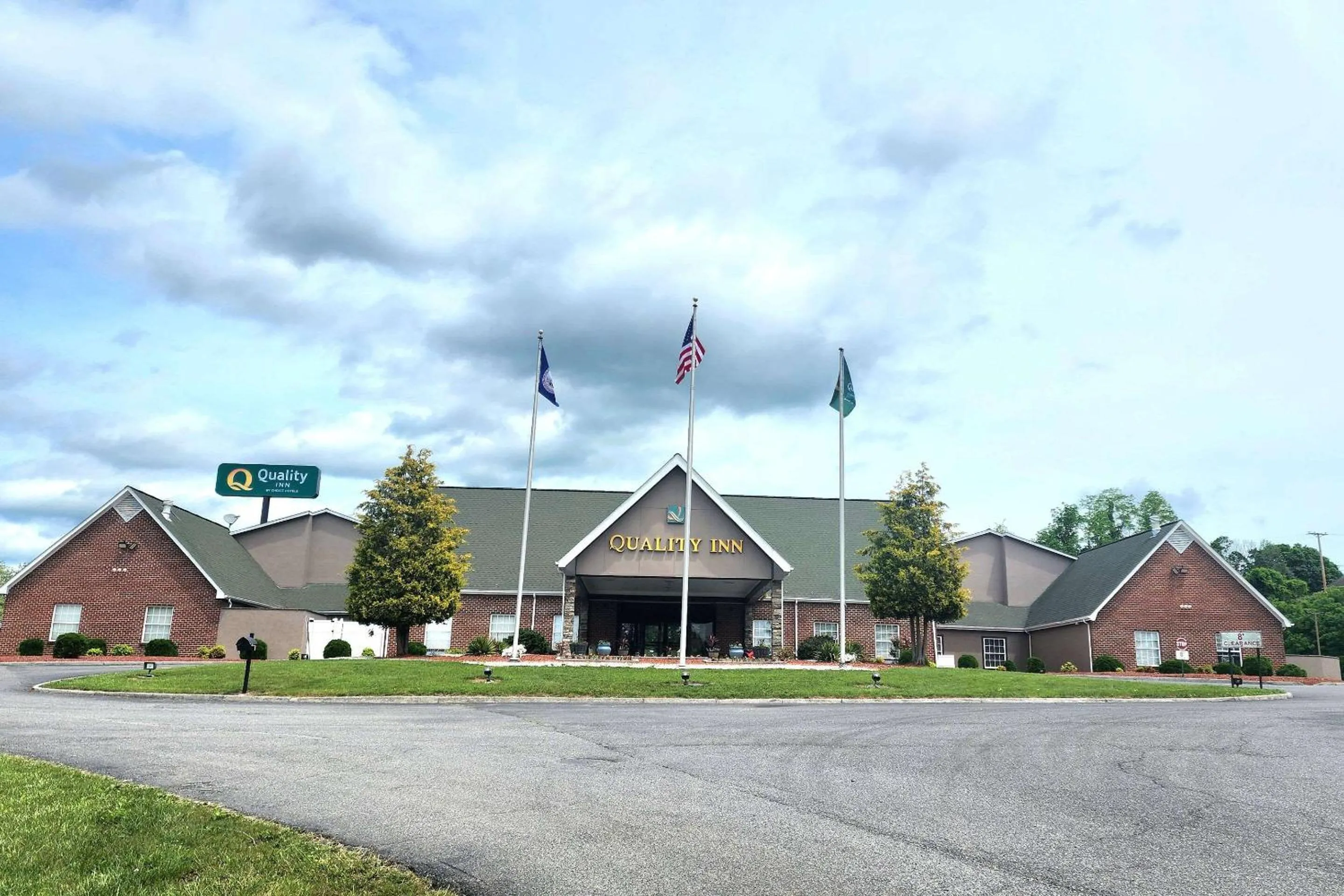 Property building in Quality Inn Dublin I-81