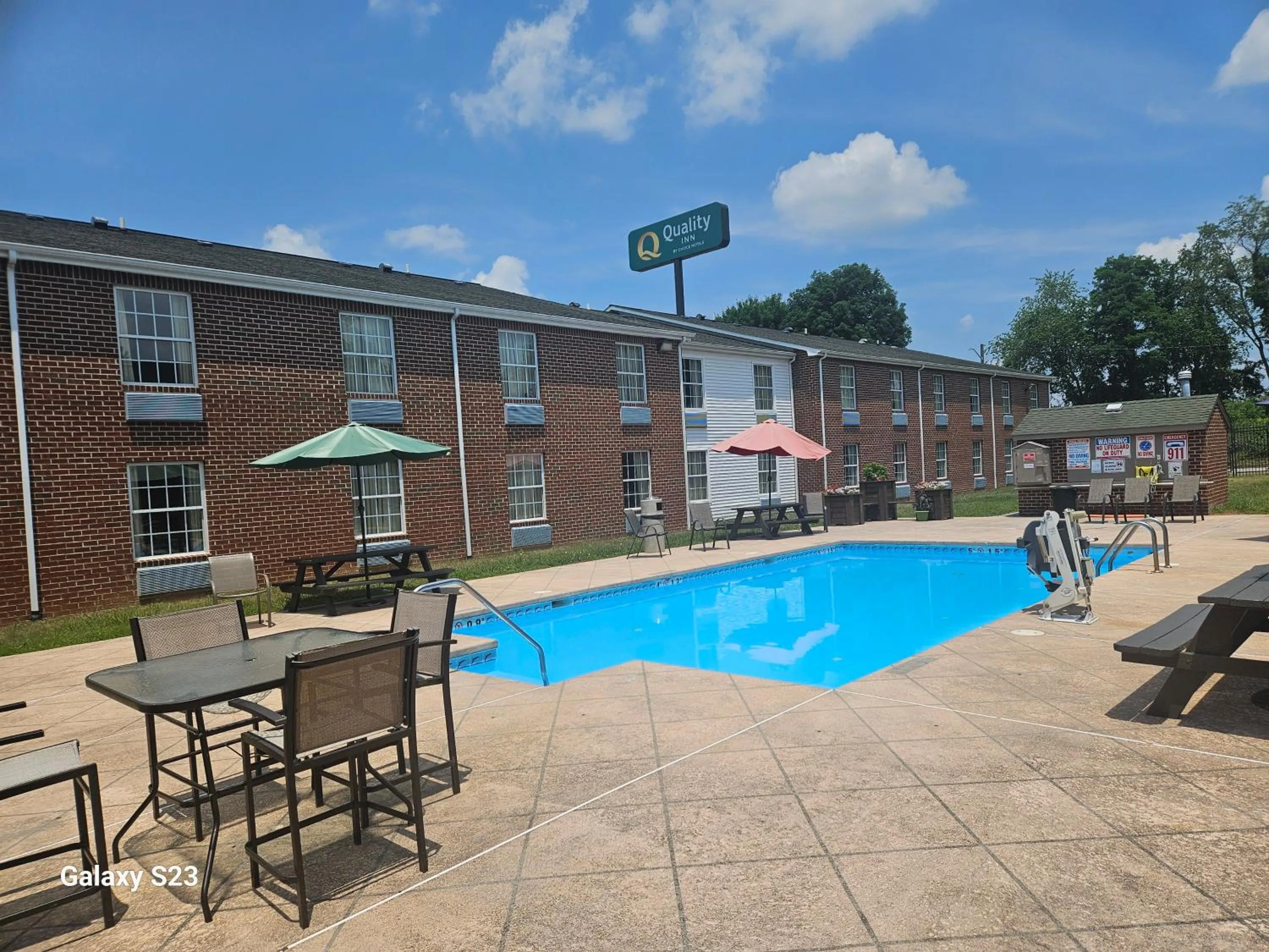 Property building in Quality Inn Dublin I-81