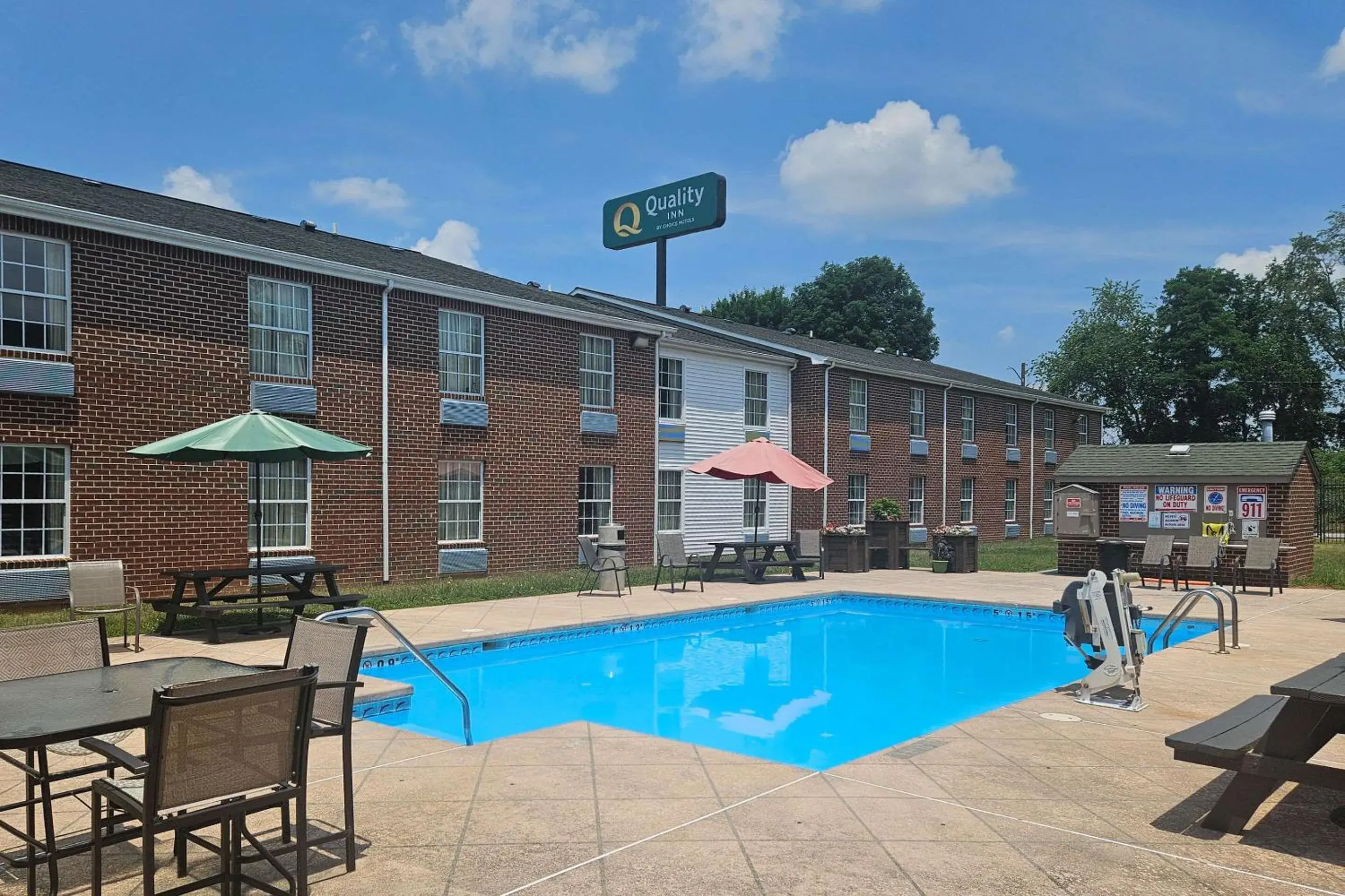 Swimming pool in Quality Inn Dublin I-81 Swimming pool in Quality Inn Dublin I-81