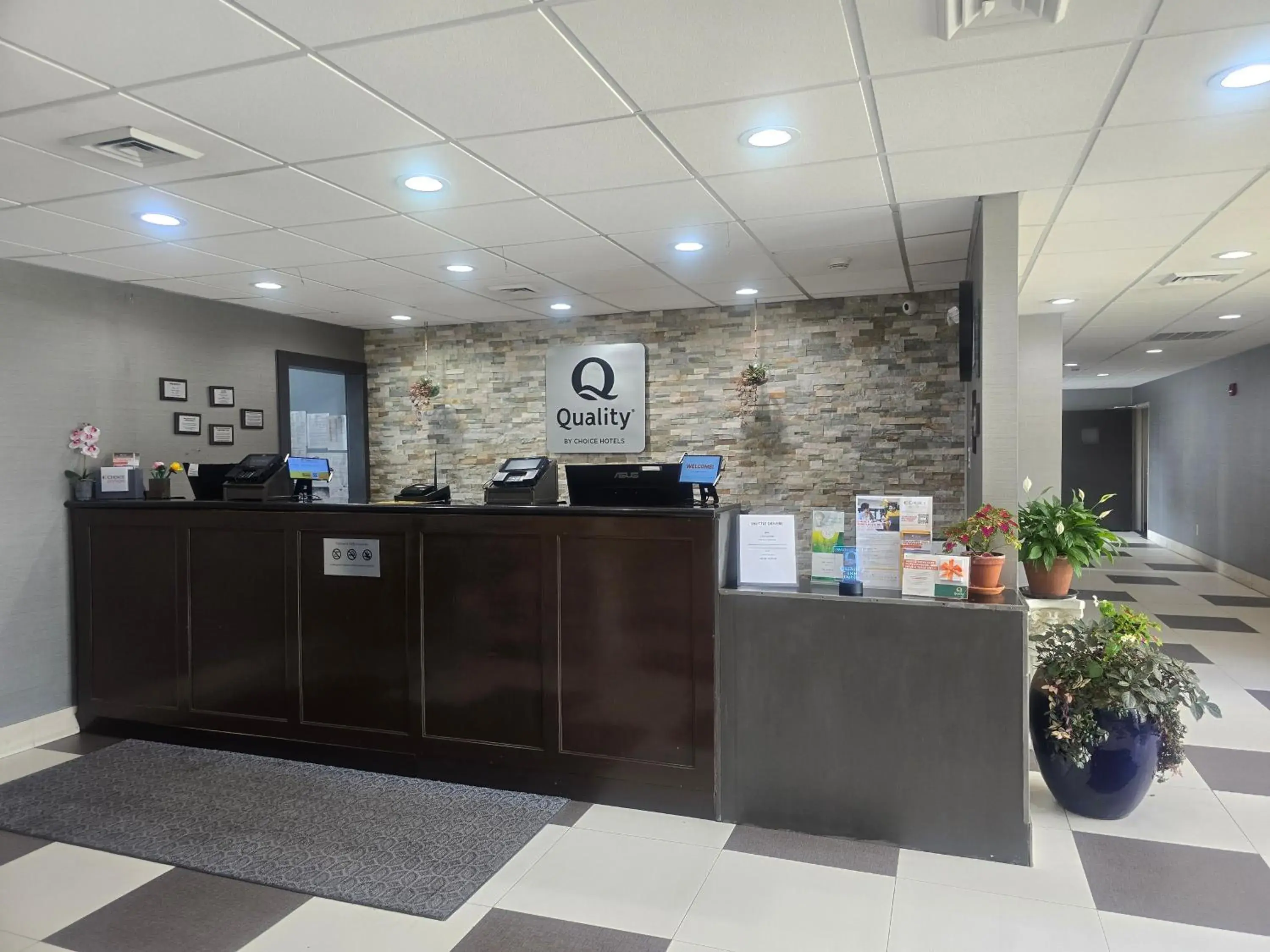Lobby or reception in Quality Inn Dublin I-81 Lobby or reception in Quality Inn Dublin I-81