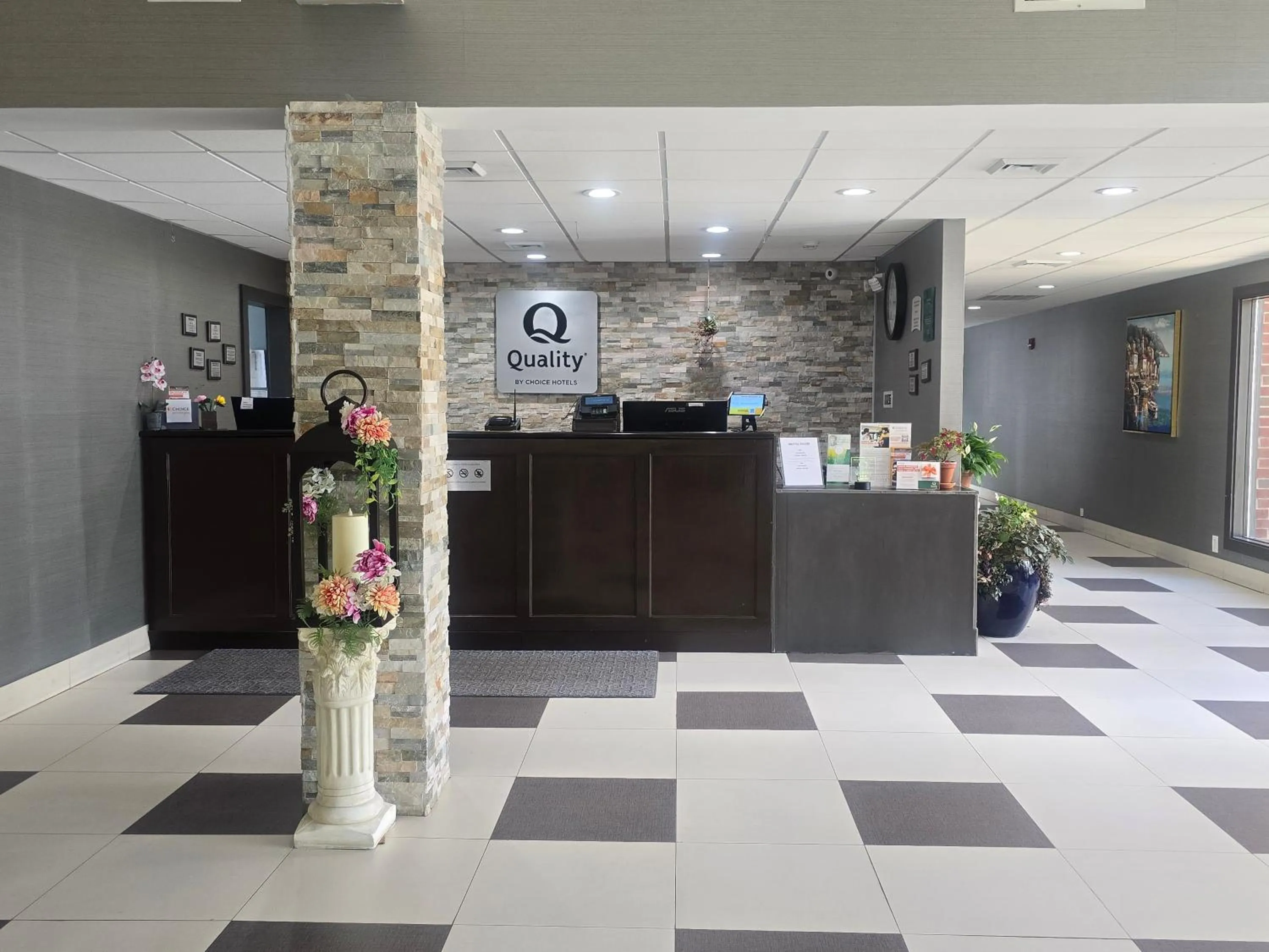Lobby or reception in Quality Inn Dublin I-81