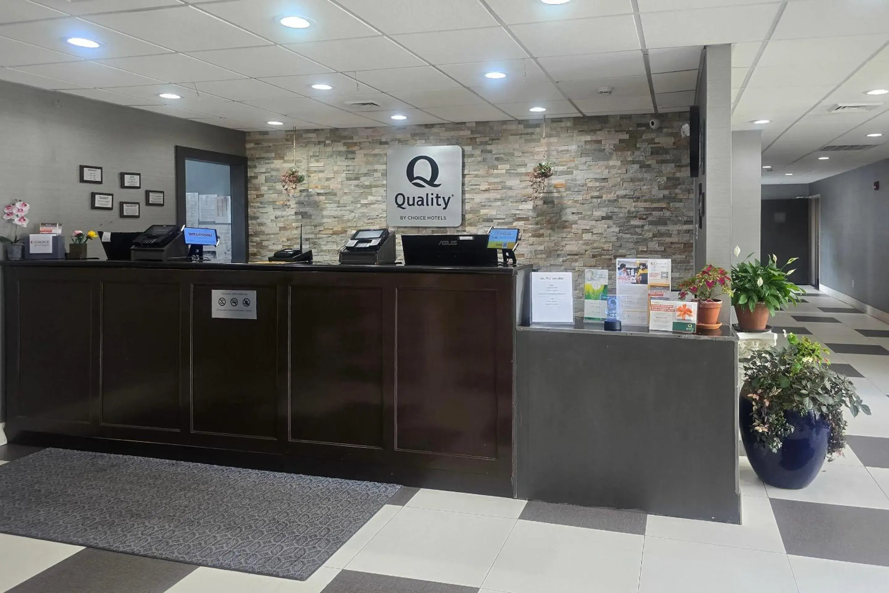 Lobby or reception in Quality Inn Dublin I-81 Lobby or reception in Quality Inn Dublin I-81