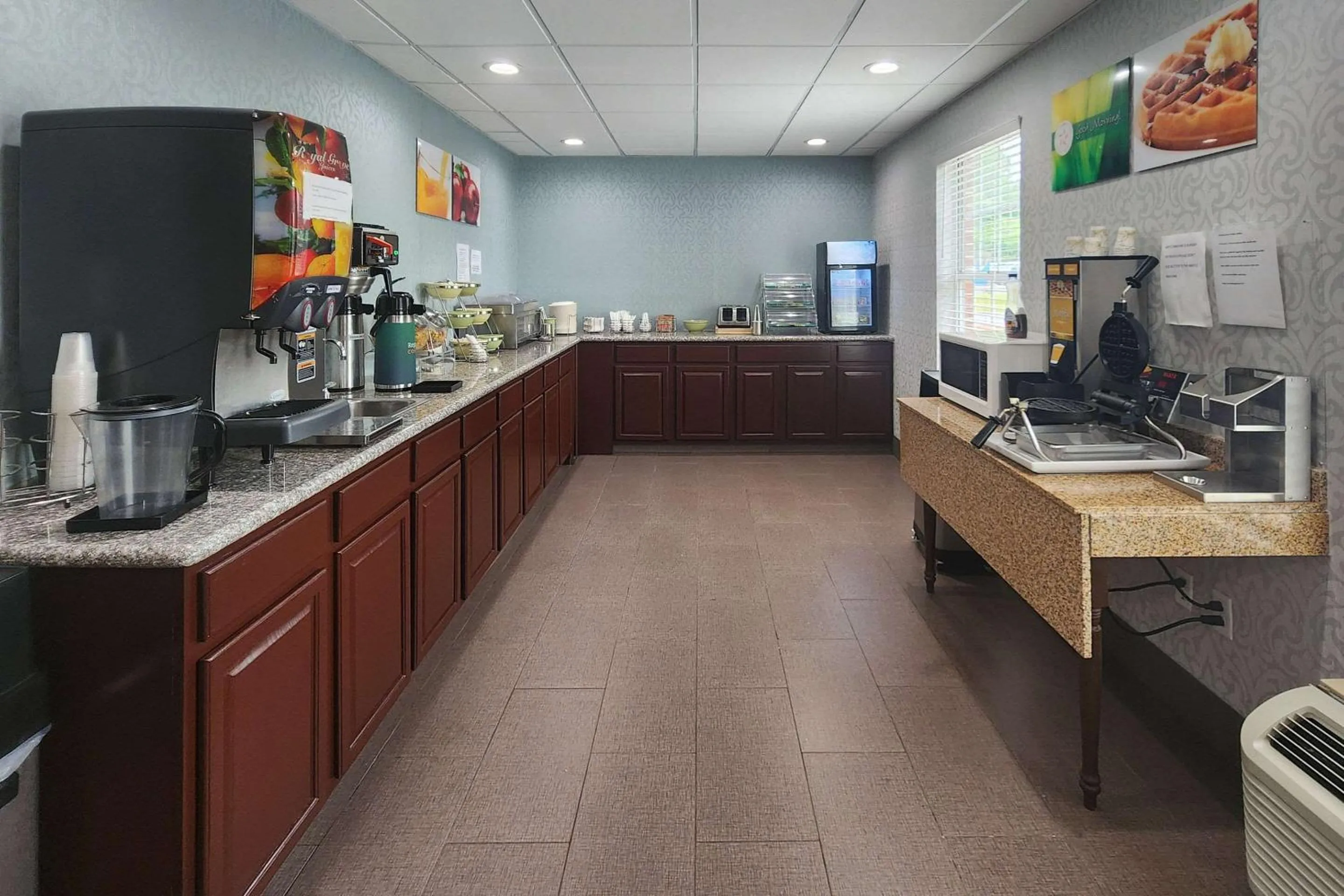 Coffee/tea facilities in Quality Inn Dublin I-81