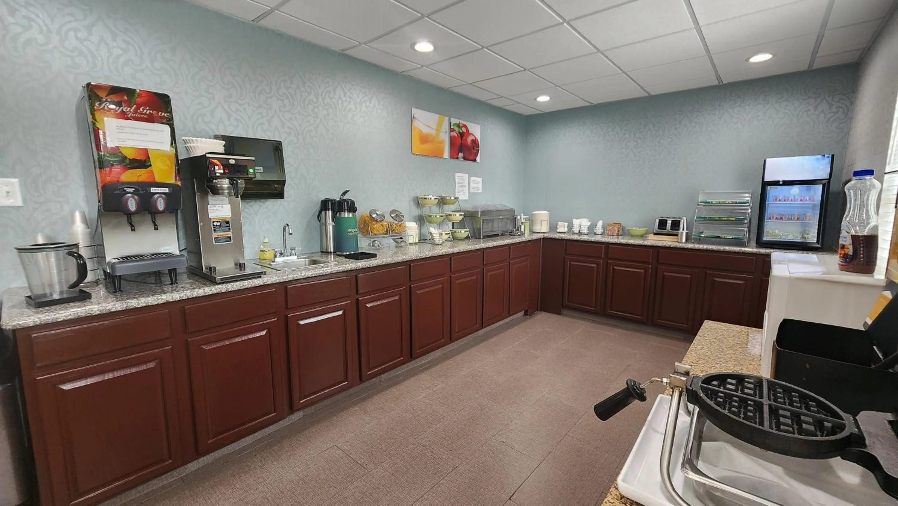 Coffee/tea facilities in Quality Inn Dublin I-81