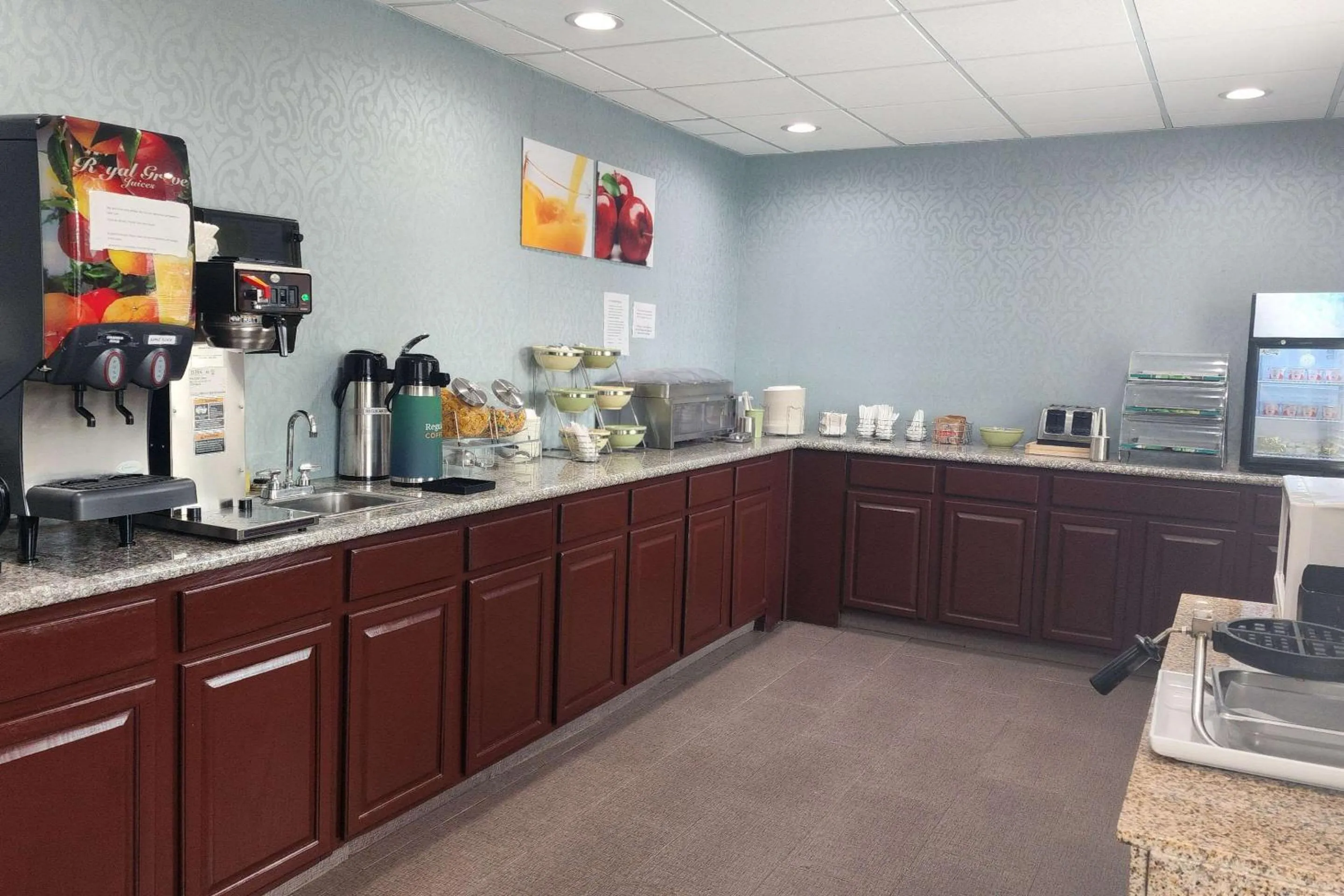 Coffee/tea facilities in Quality Inn Dublin I-81
