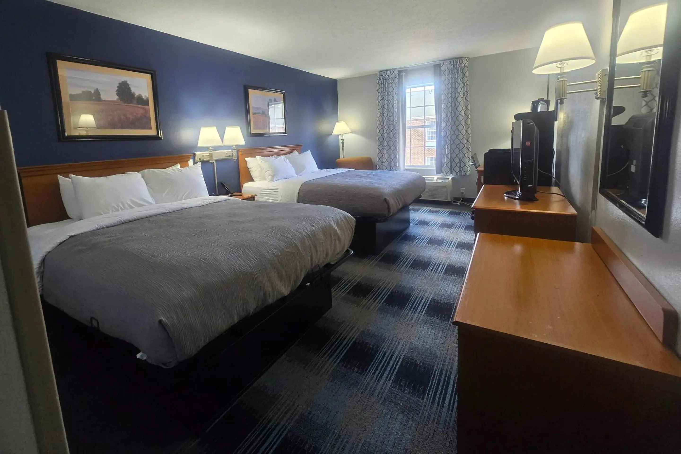 Bedroom, Bed in Quality Inn Dublin I-81 Bedroom, Bed in Quality Inn Dublin I-81