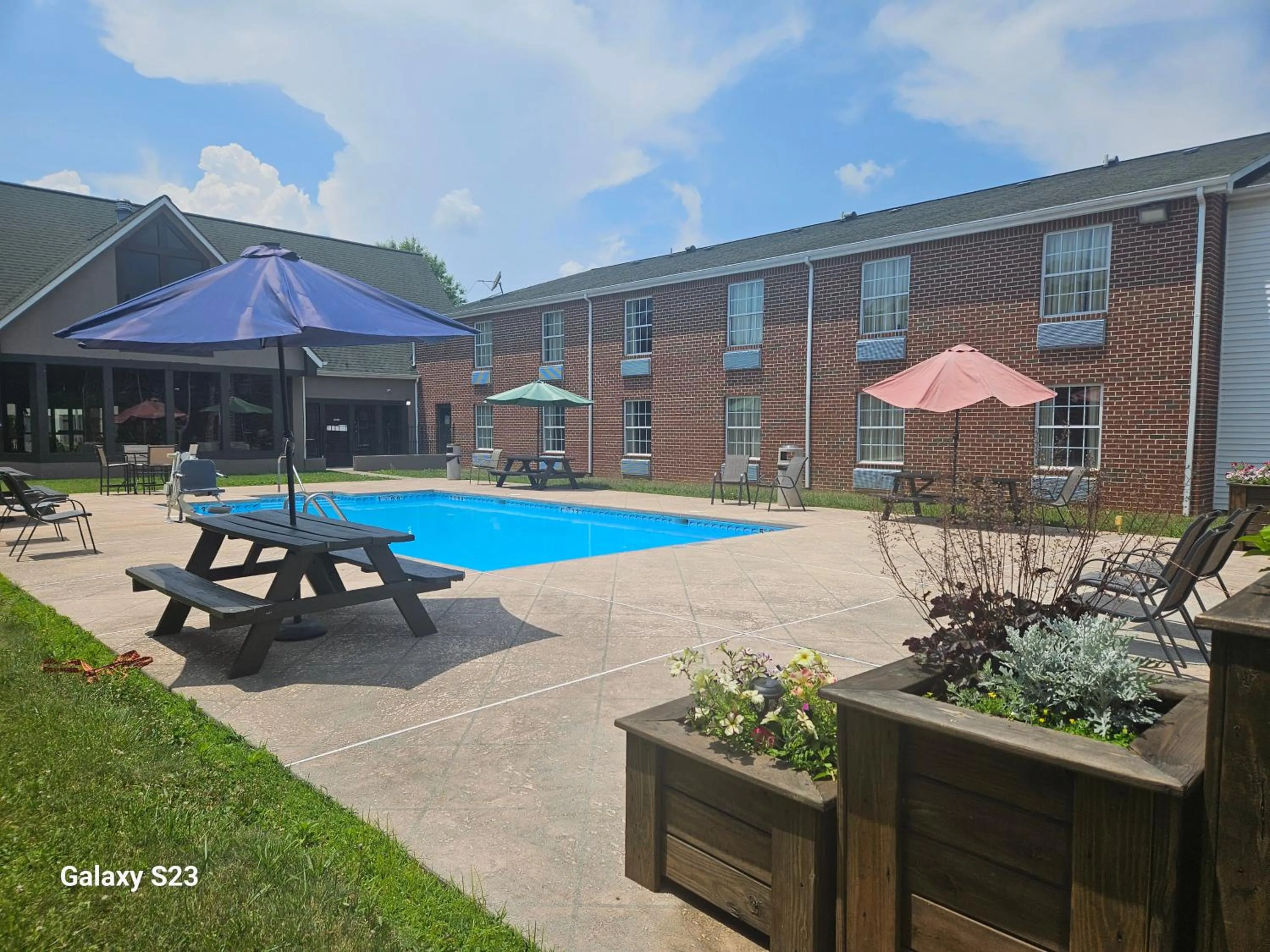 Property building in Quality Inn Dublin I-81