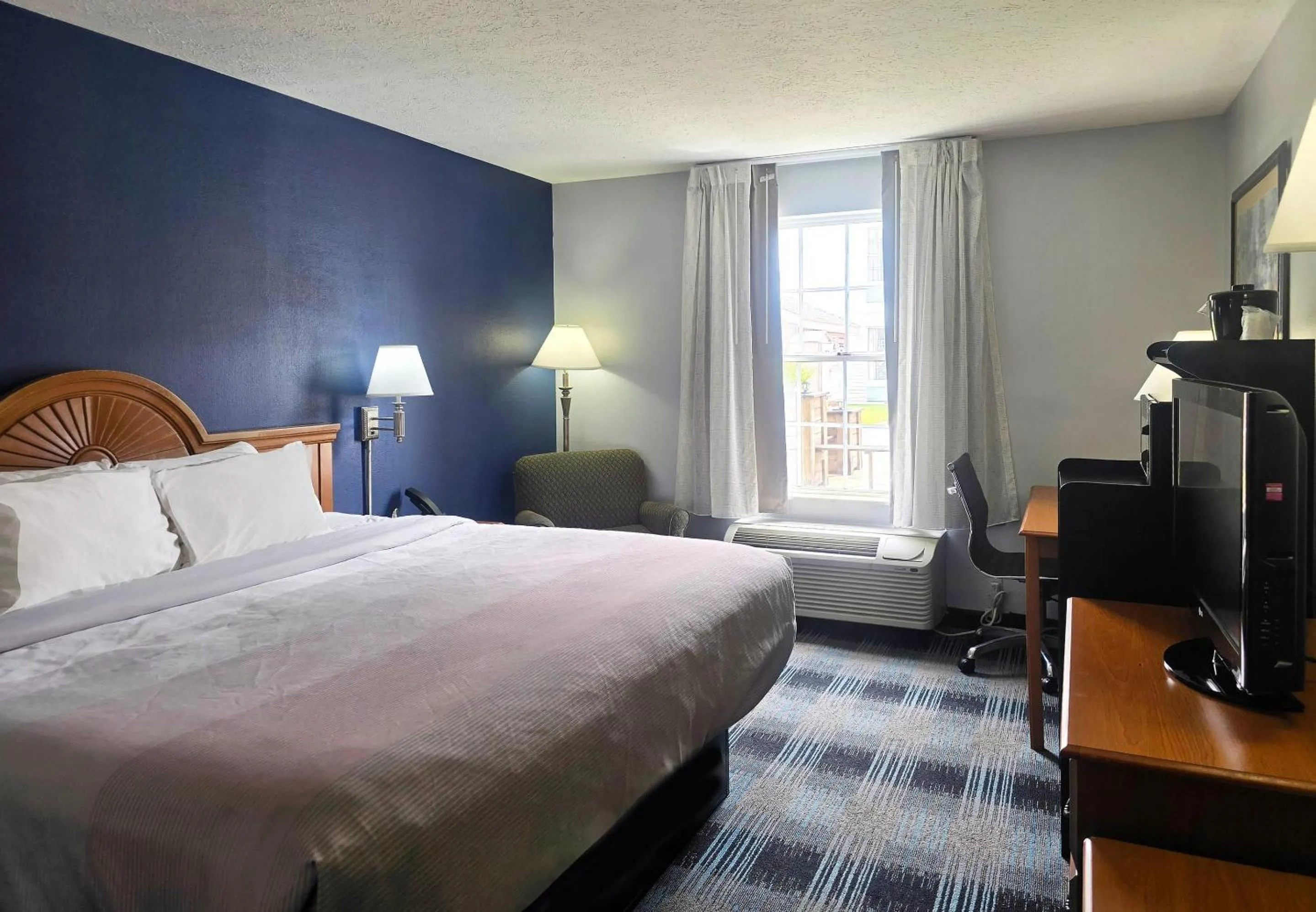 Bedroom, Bed in Quality Inn Dublin I-81