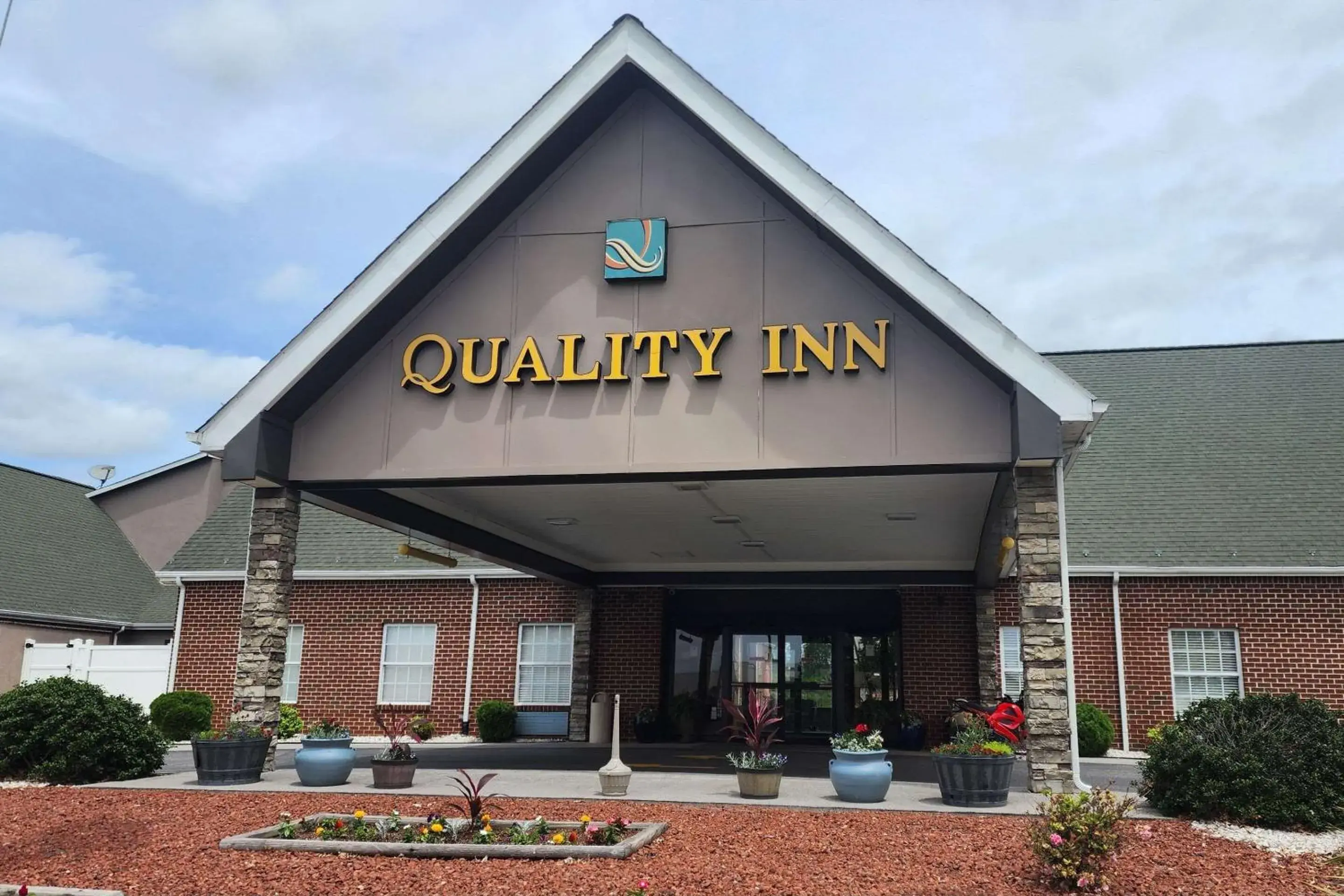 Property building in Quality Inn Dublin I-81 Property building in Quality Inn Dublin I-81