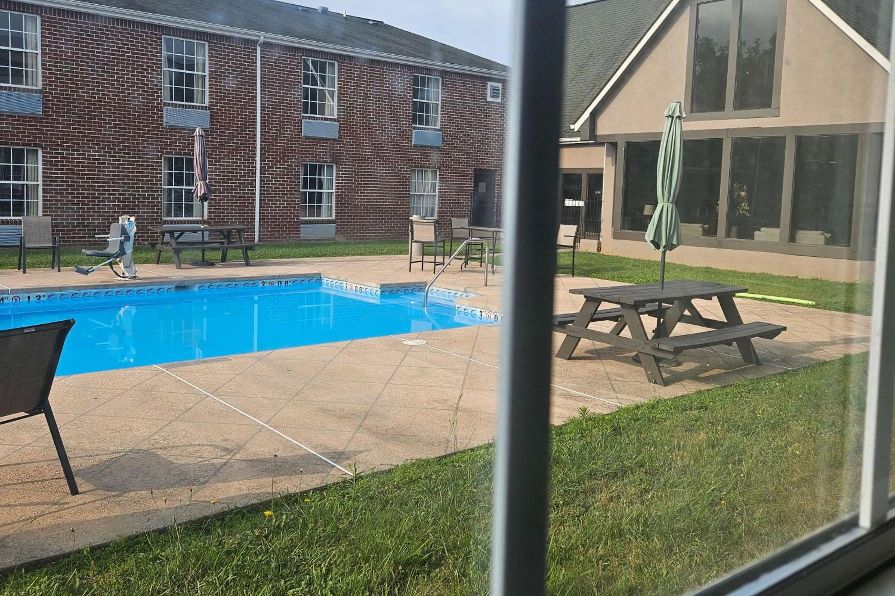 Property building in Quality Inn Dublin I-81