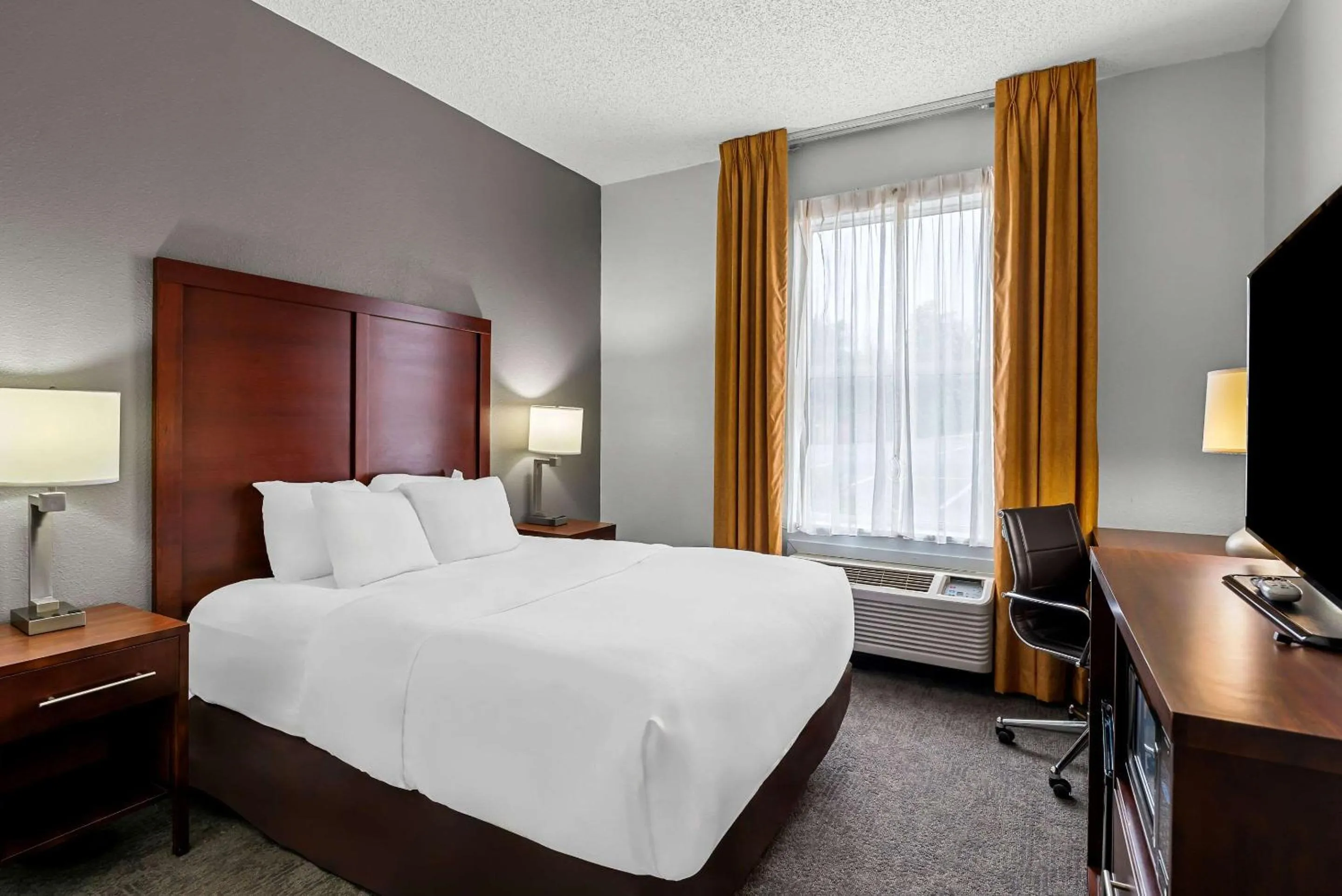 Bedroom, Bed in Comfort Inn & Suites Staunton