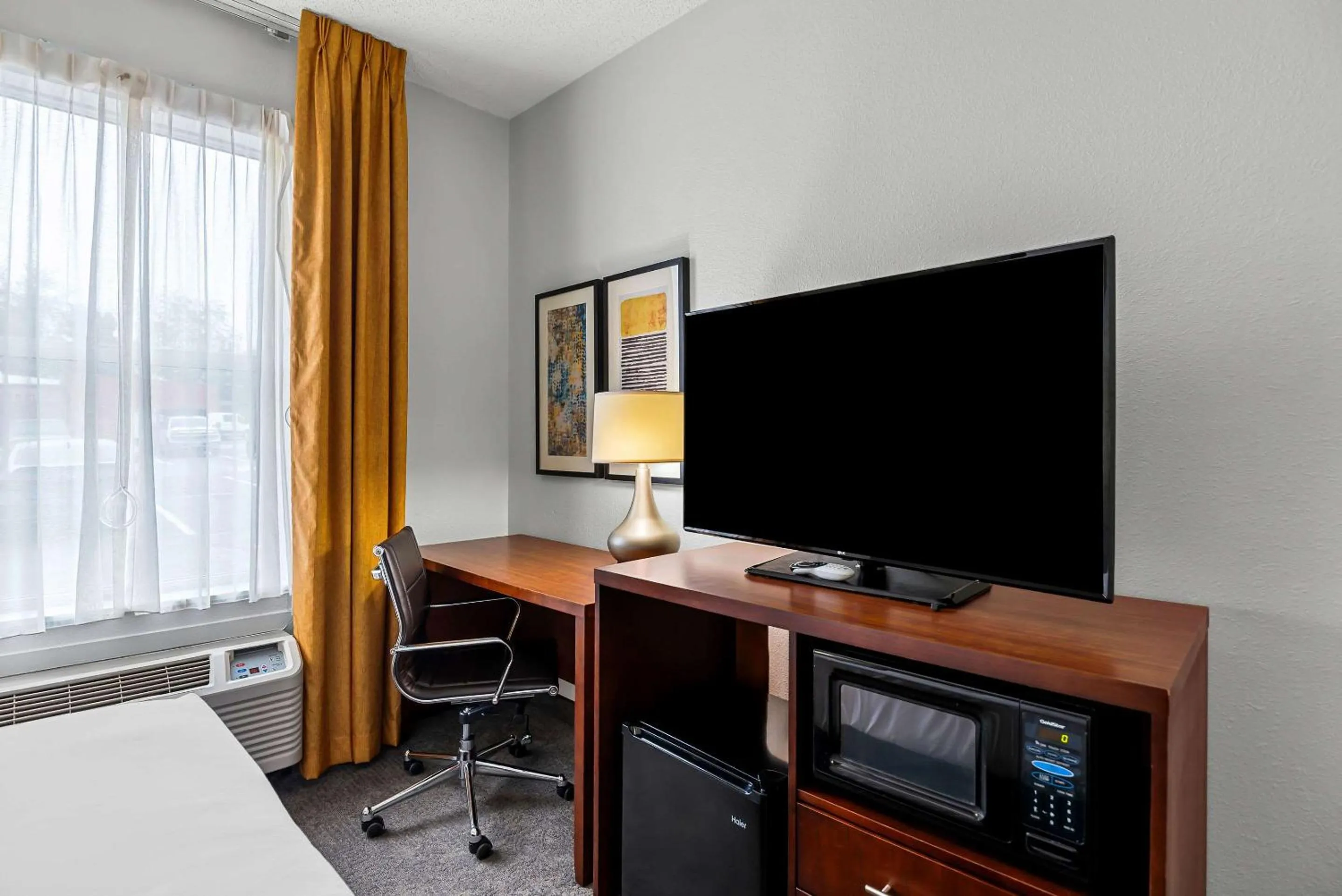 Bedroom, Bed in Comfort Inn & Suites Staunton