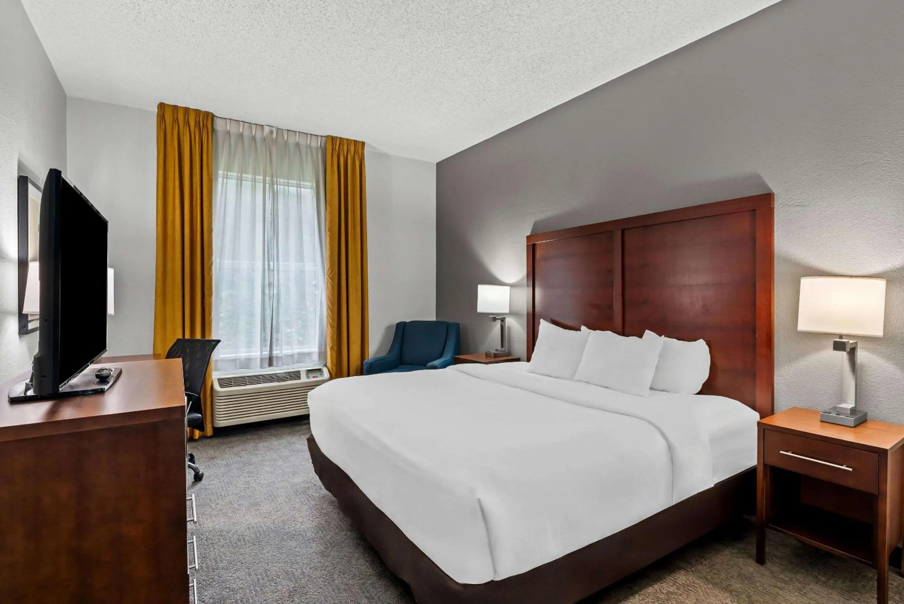 Bedroom, Bed in Comfort Inn & Suites Staunton