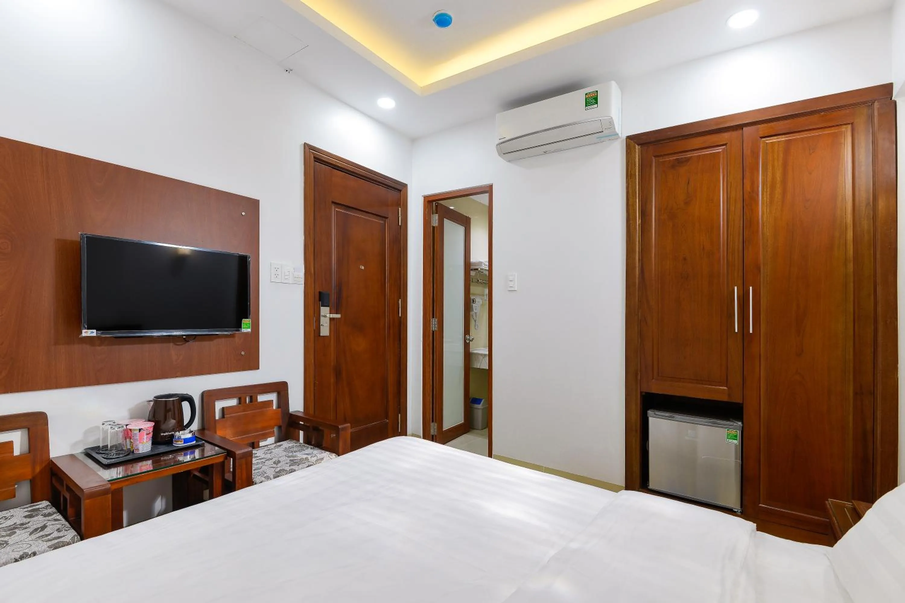 Communal lounge/ TV room, Bed in Royal Hotel District 2