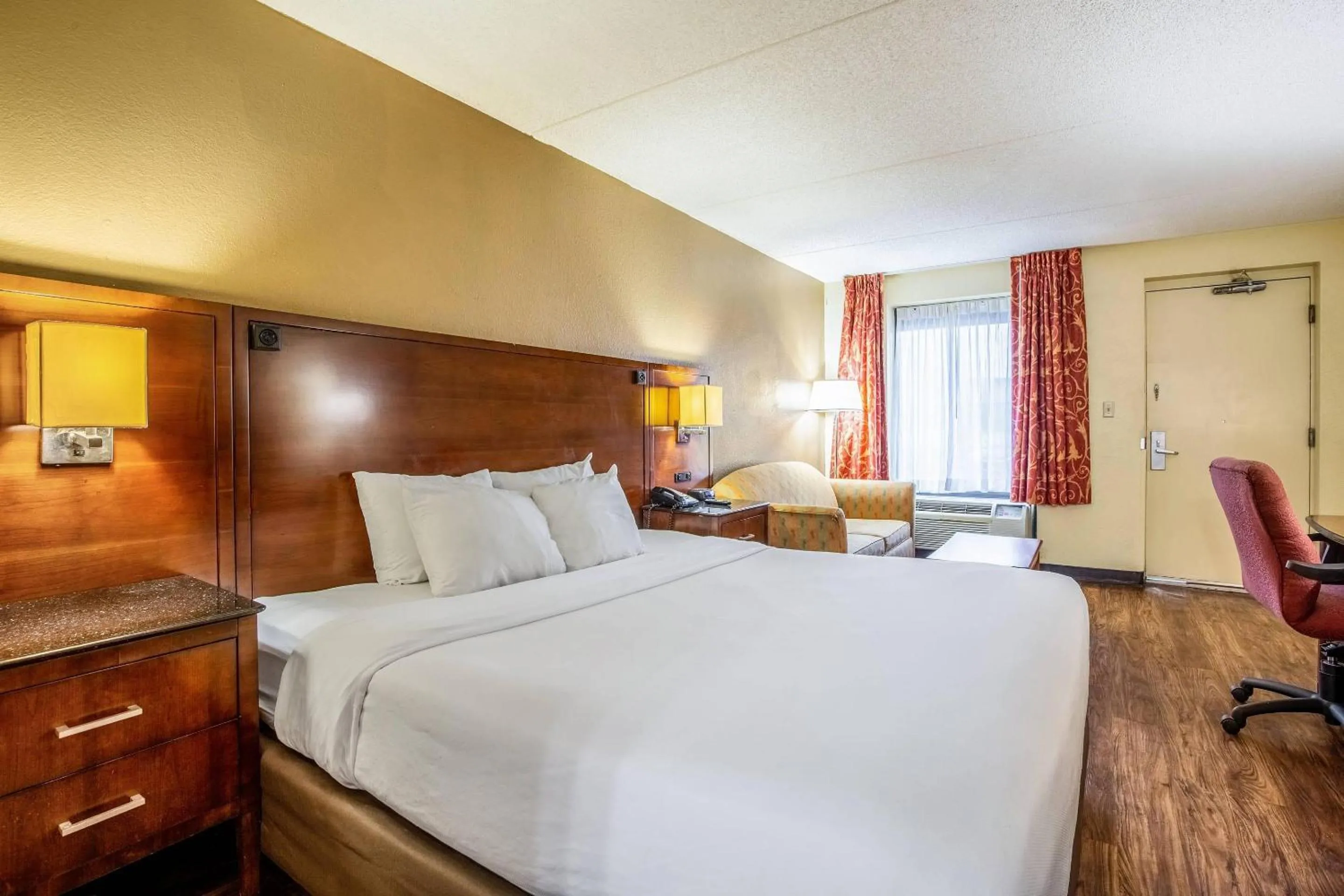 Bedroom, Bed in Econo Lodge Naval Station Norfolk