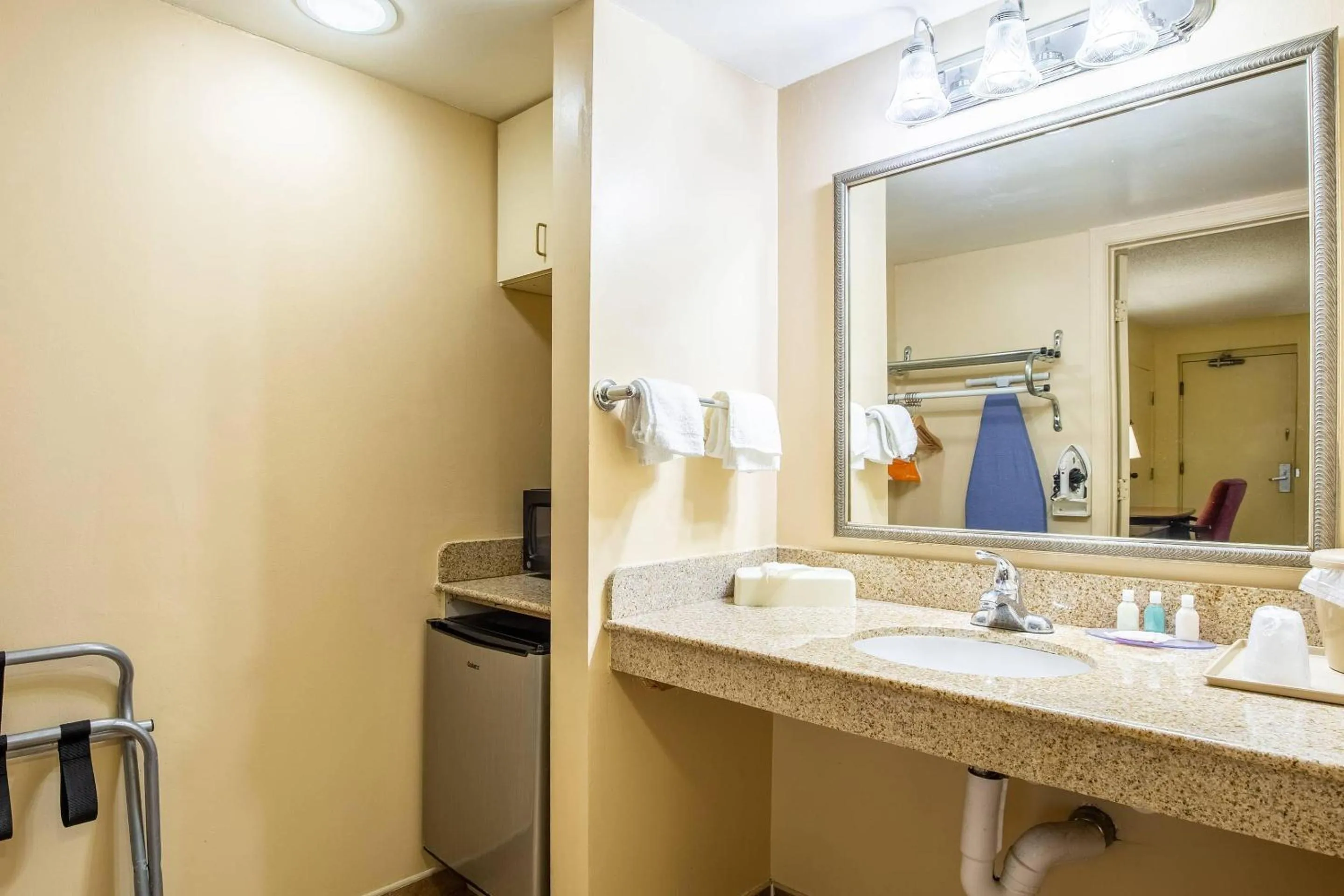 Bedroom in Econo Lodge Naval Station Norfolk