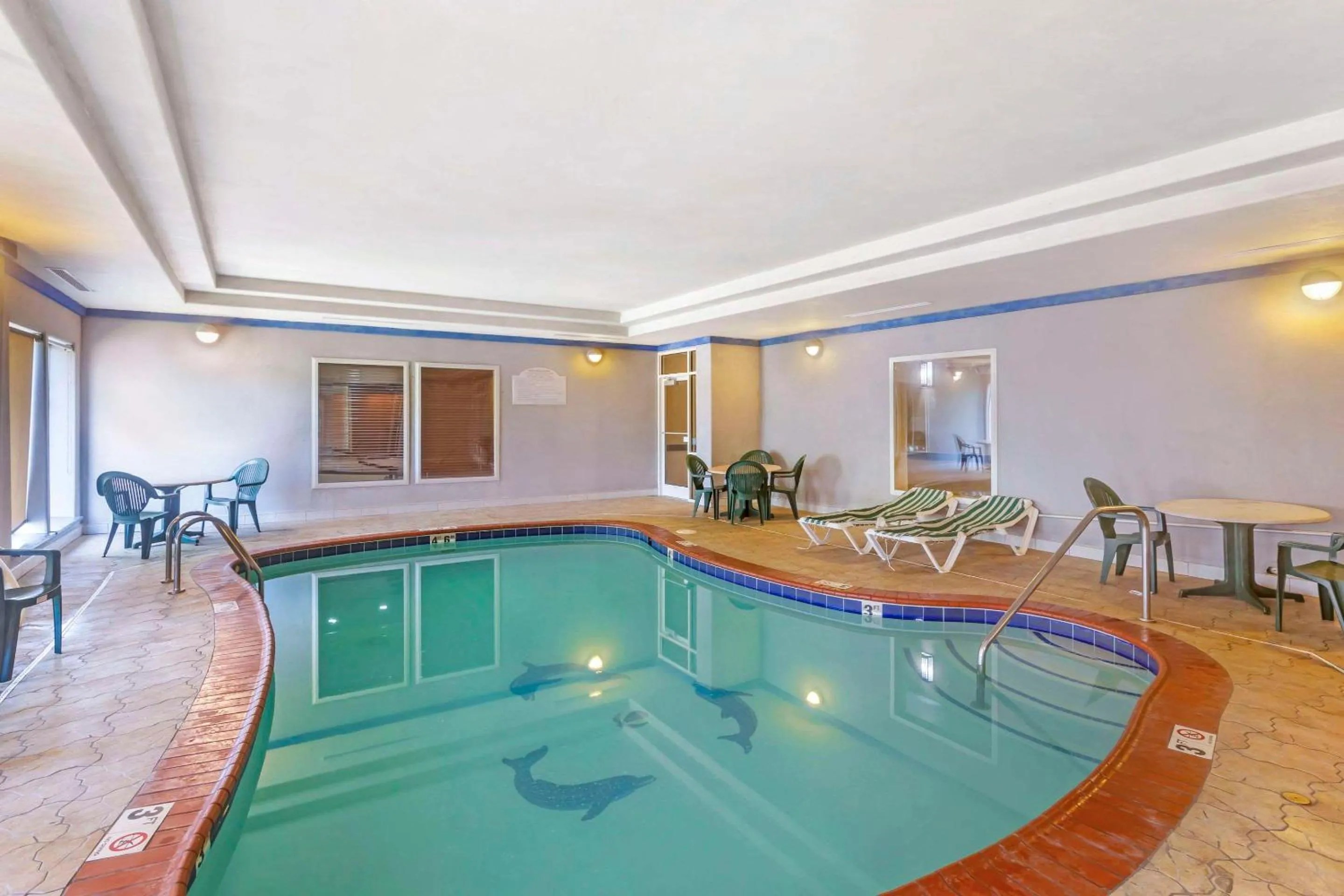 Swimming pool in Comfort Inn & Suites Chesapeake - Portsmouth