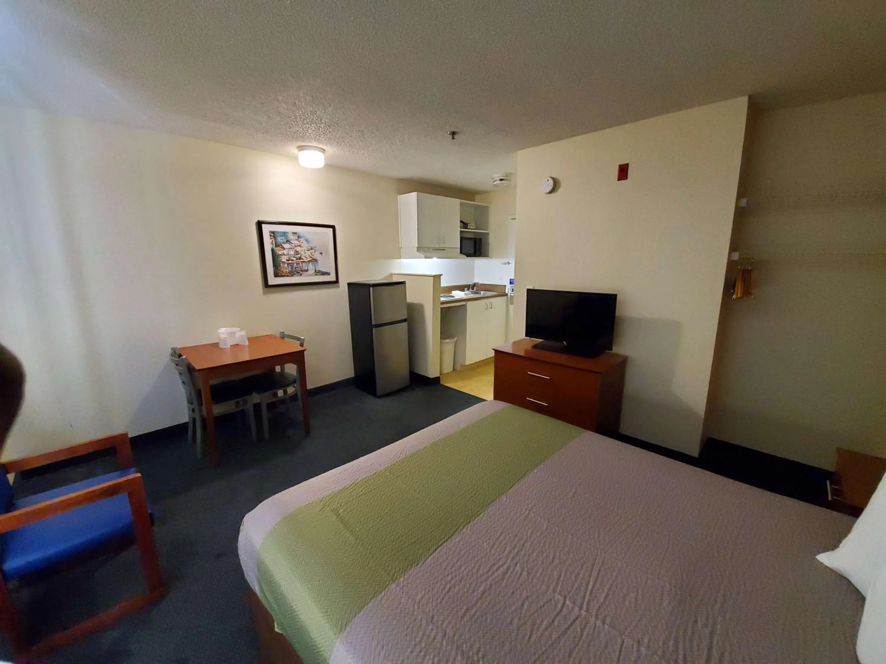 Photo of the whole room, Bed in Motel 6-Richmond, VA - I-64 West