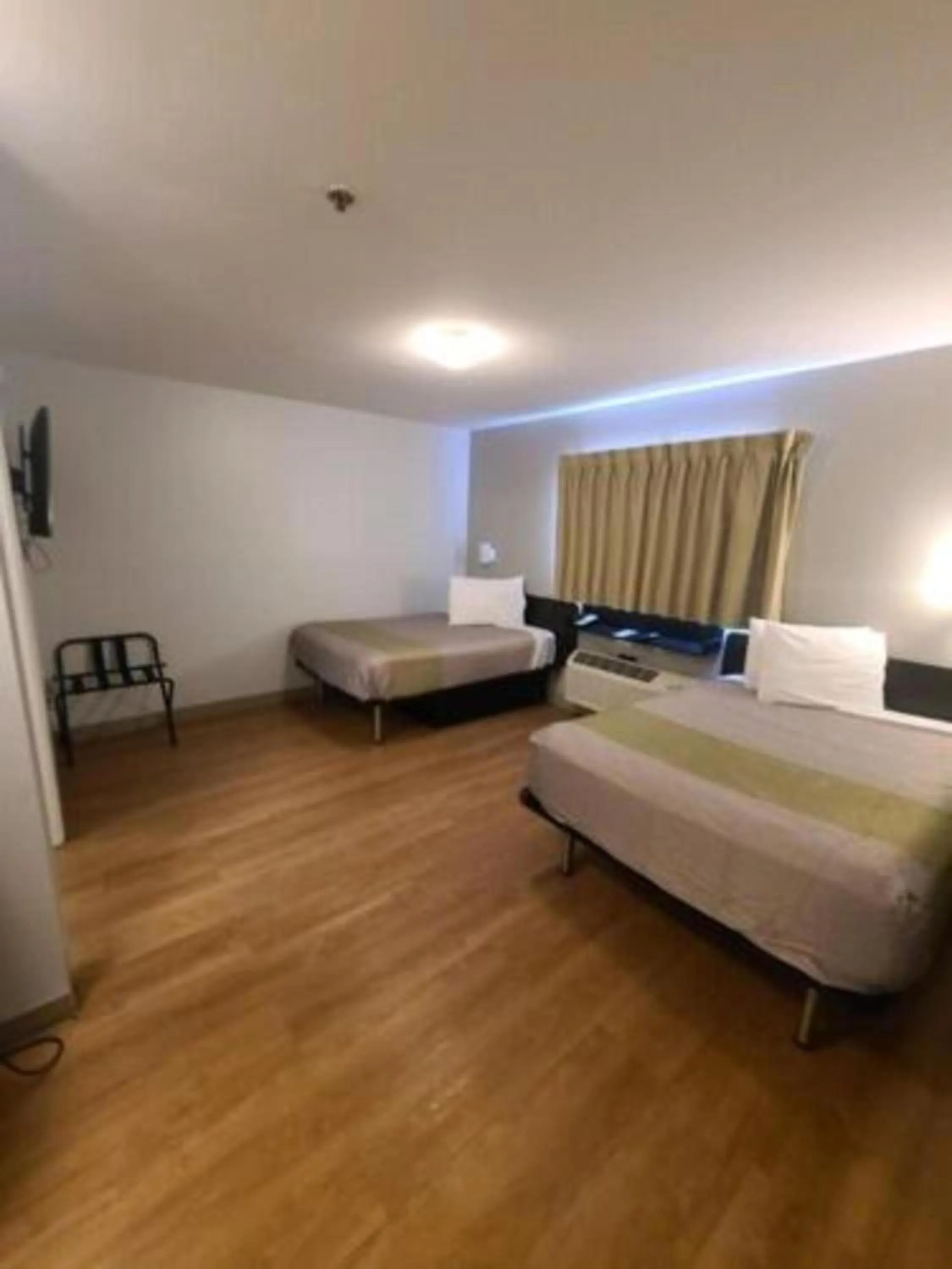 Bedroom, Bed in Motel 6-Richmond, VA - I-64 West