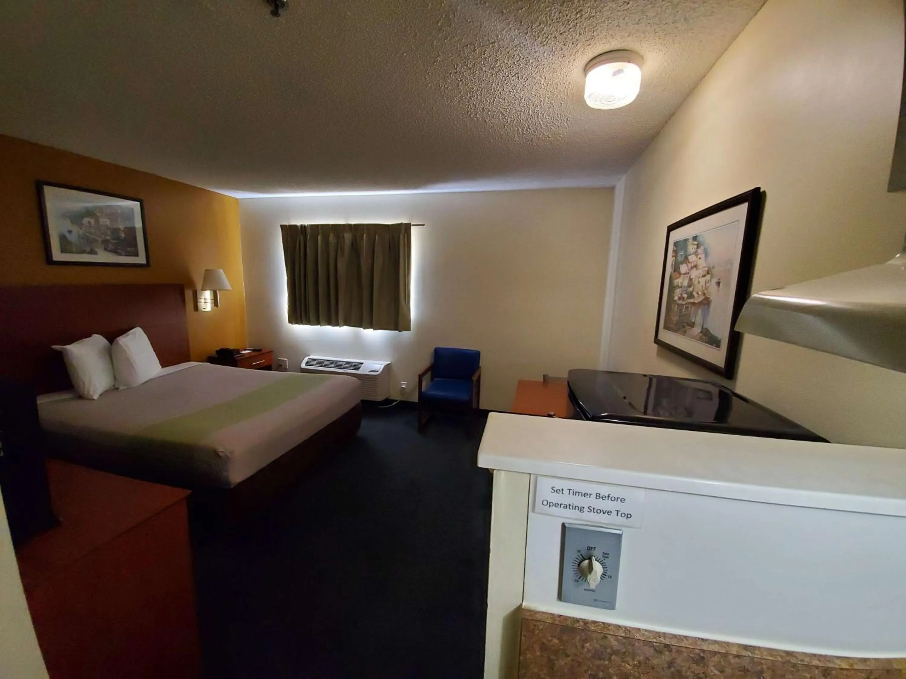 Photo of the whole room, Bed in Motel 6-Richmond, VA - I-64 West
