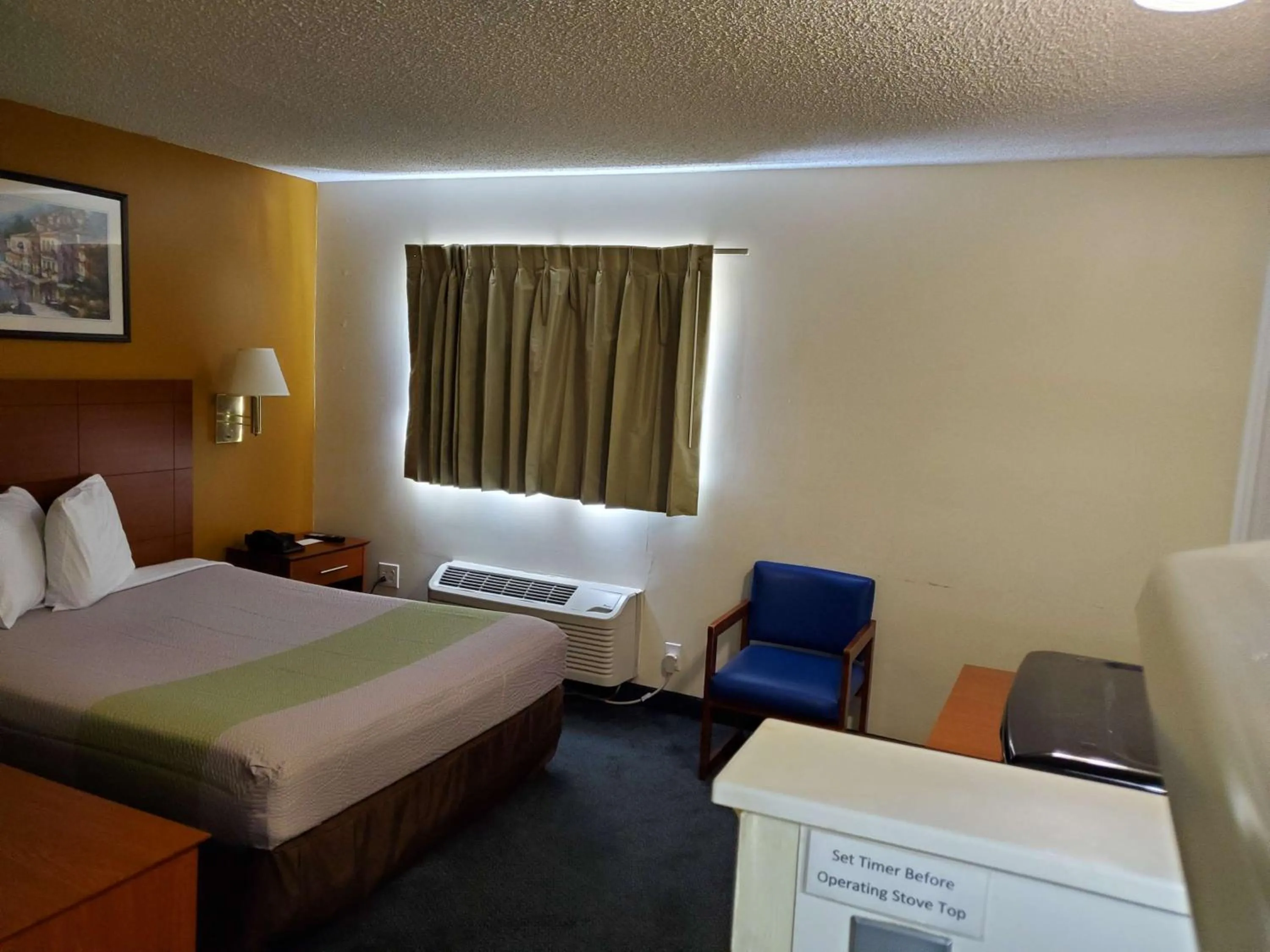 Deluxe Queen Room - Smoking in Motel 6-Richmond, VA - I-64 West