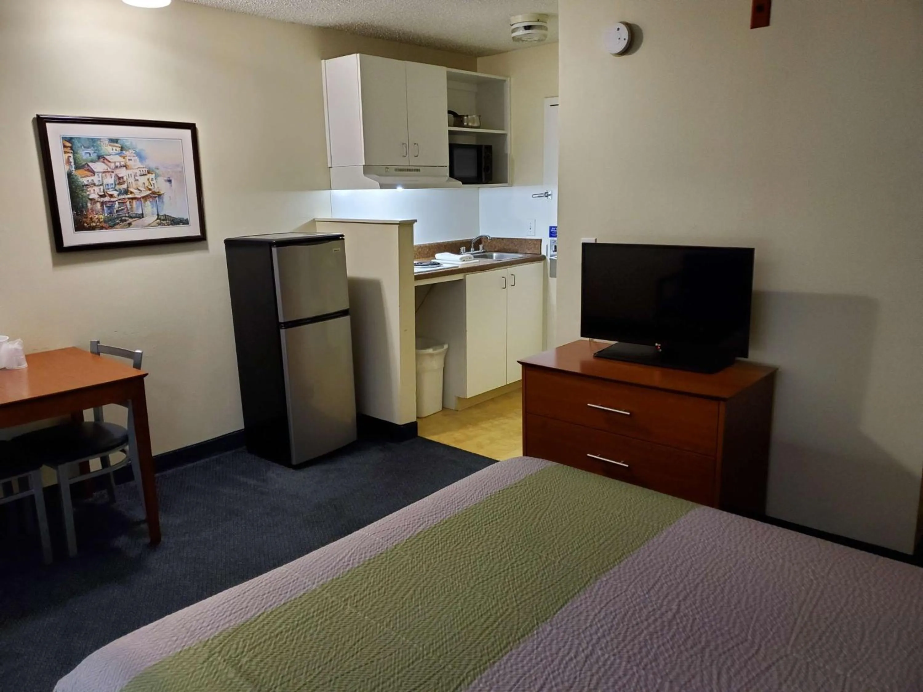 Photo of the whole room, Bed in Motel 6-Richmond, VA - I-64 West